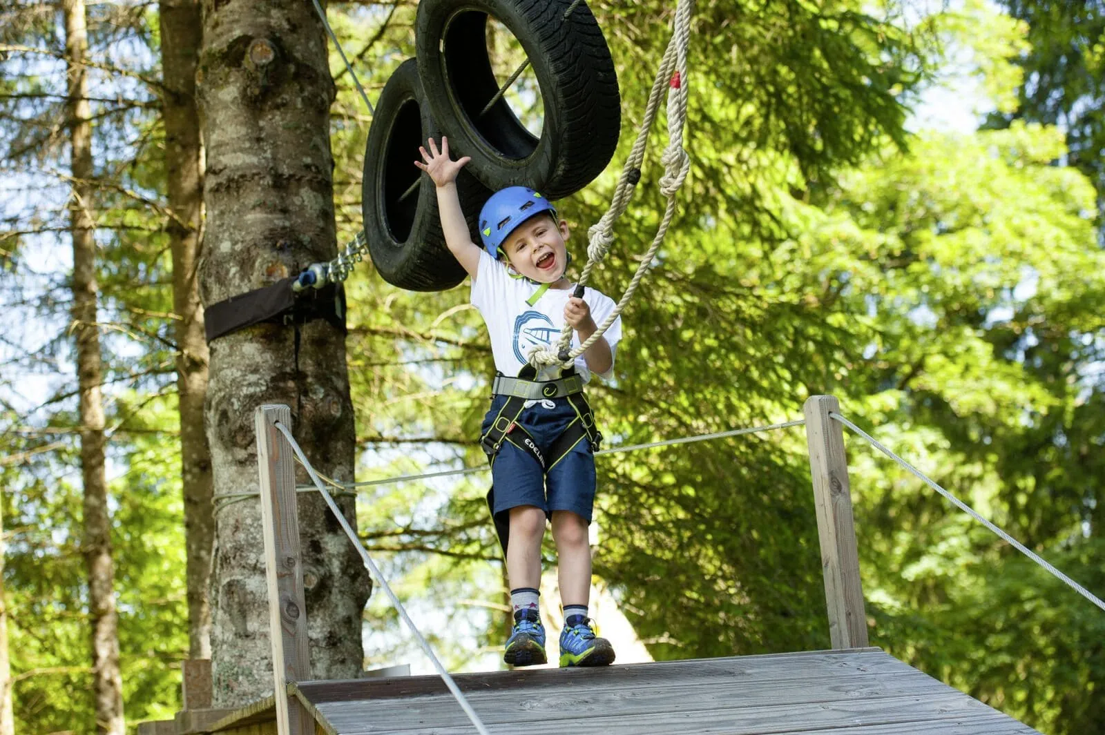 Junge mit blauem Helm steht am Flying Fox im Du Familotel Krone