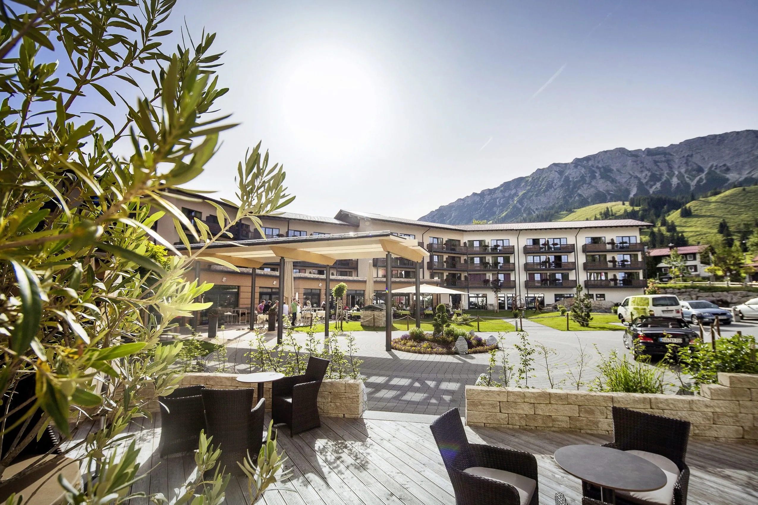 Au&szlig;enansicht mit Terrasse des Panoramahotel Oberjoch