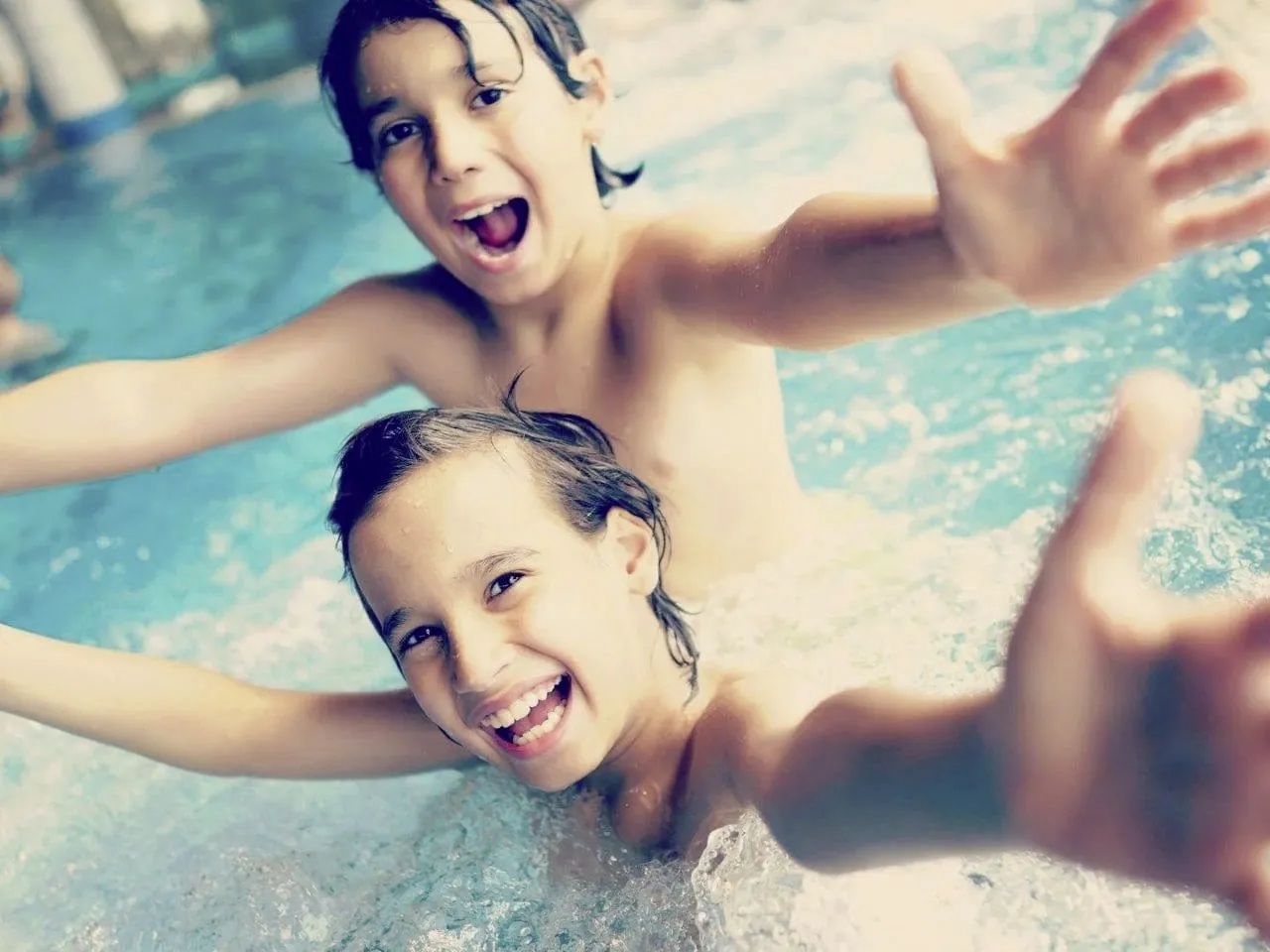 Zwei Jungs jubeln im Schwimmbad des Panoramahotel Oberjoch