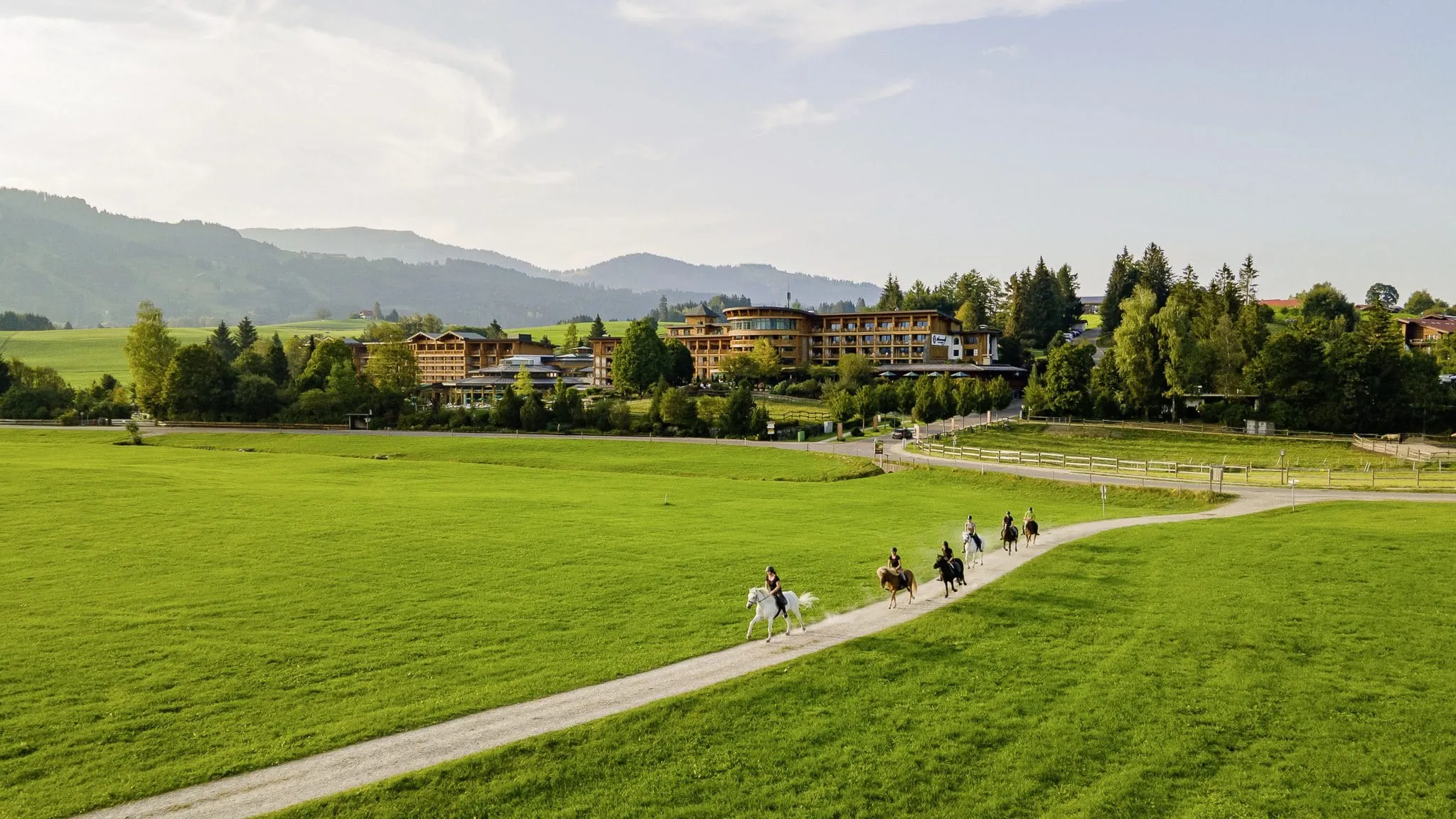 Ausritt mehrerer Reiter vor dem Sonnenalp Resort