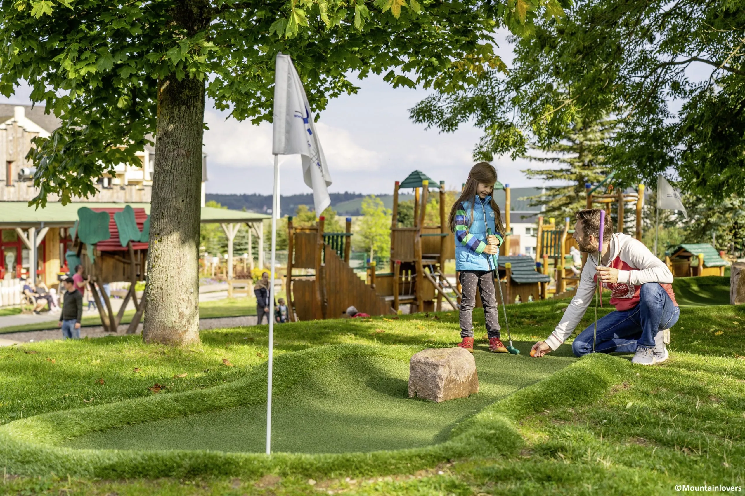 Familie auf dem Adventure-Minigolfplatz des Familotel Elldus Resort