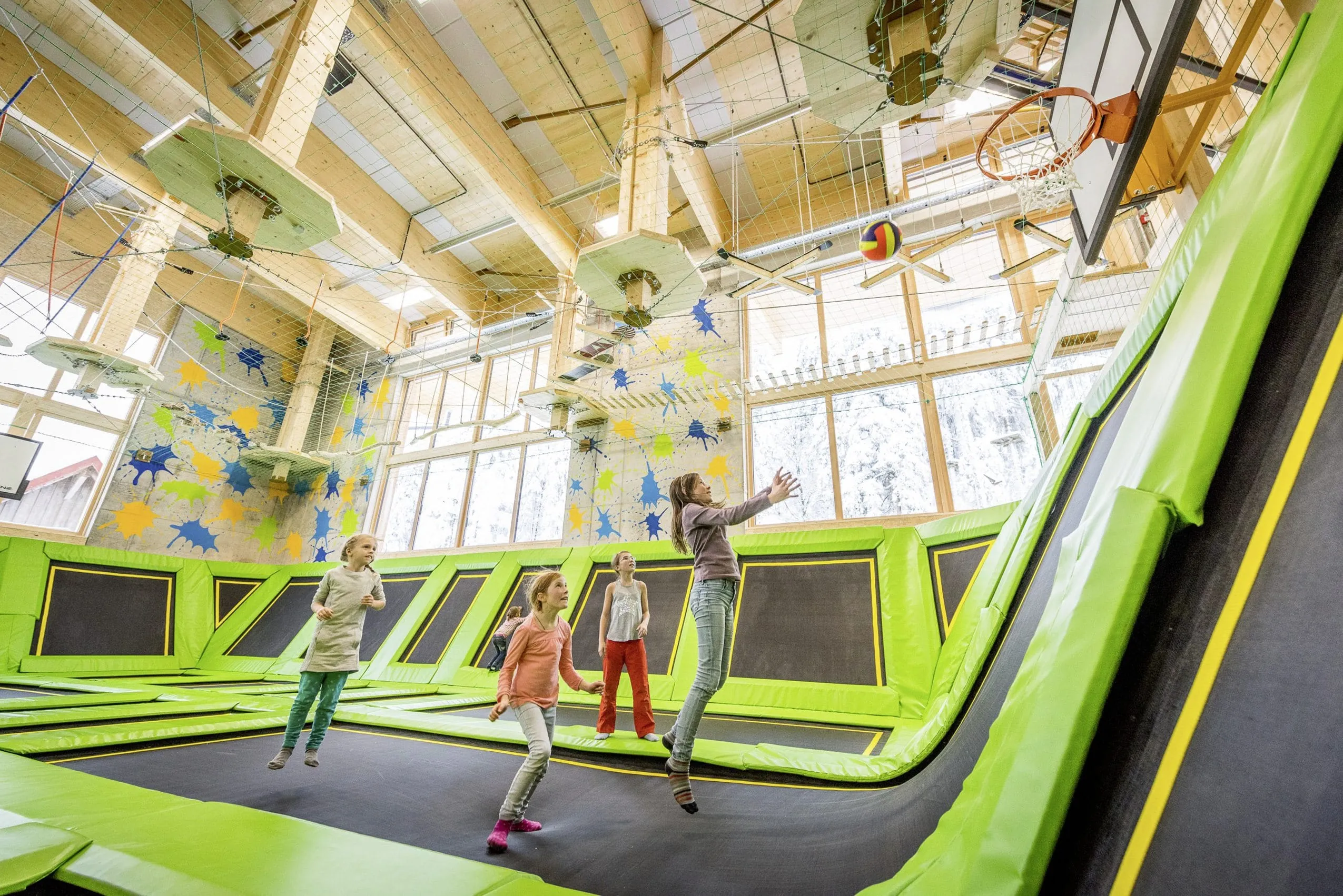 Indoor-Fundorena mit Trampolin und Hochseilgarten im Familotel Feldberger Hof
