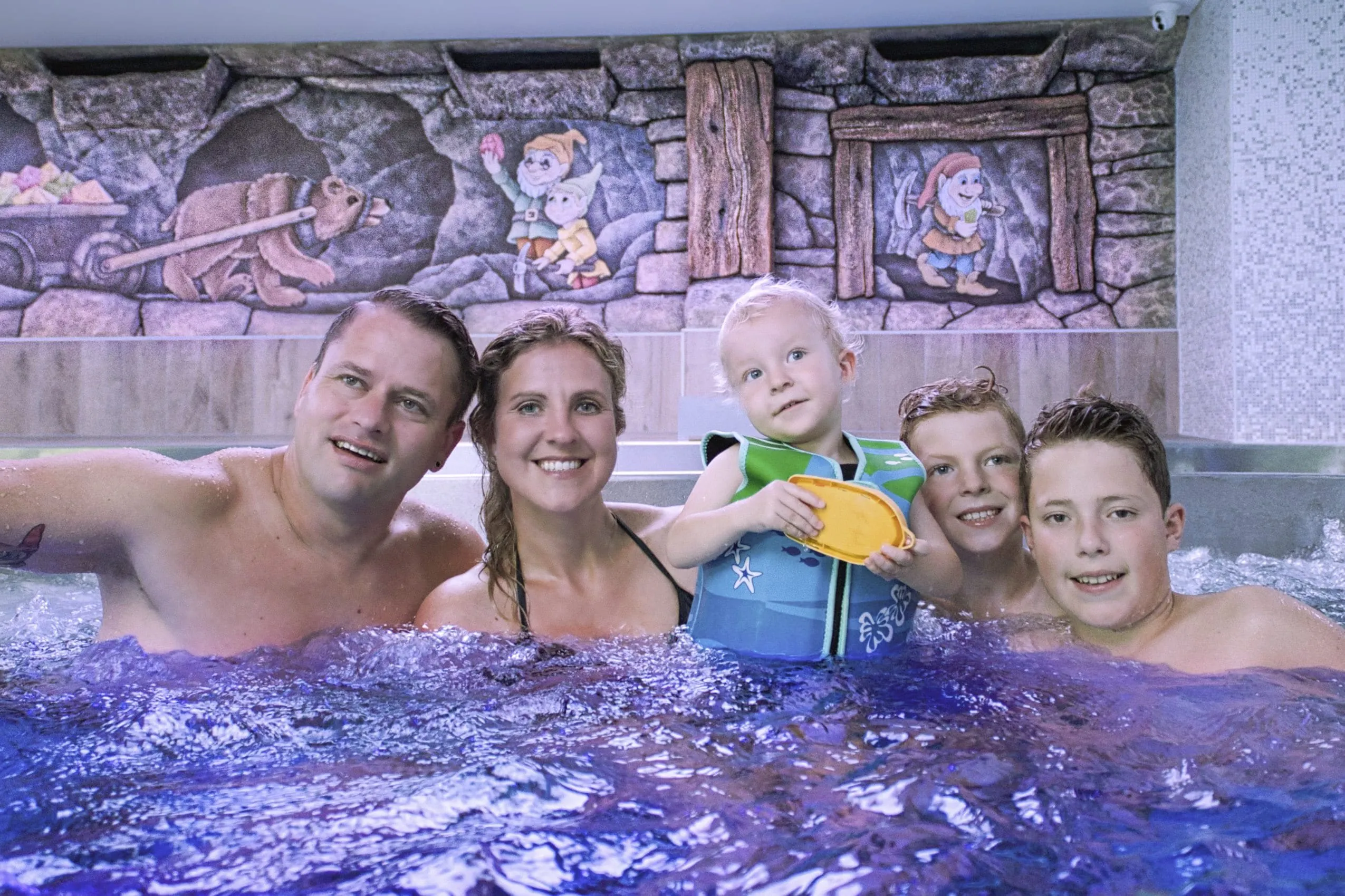 Familie mit Kindern und Baby in der Wasserwelt des Familotel Feldberger Hof