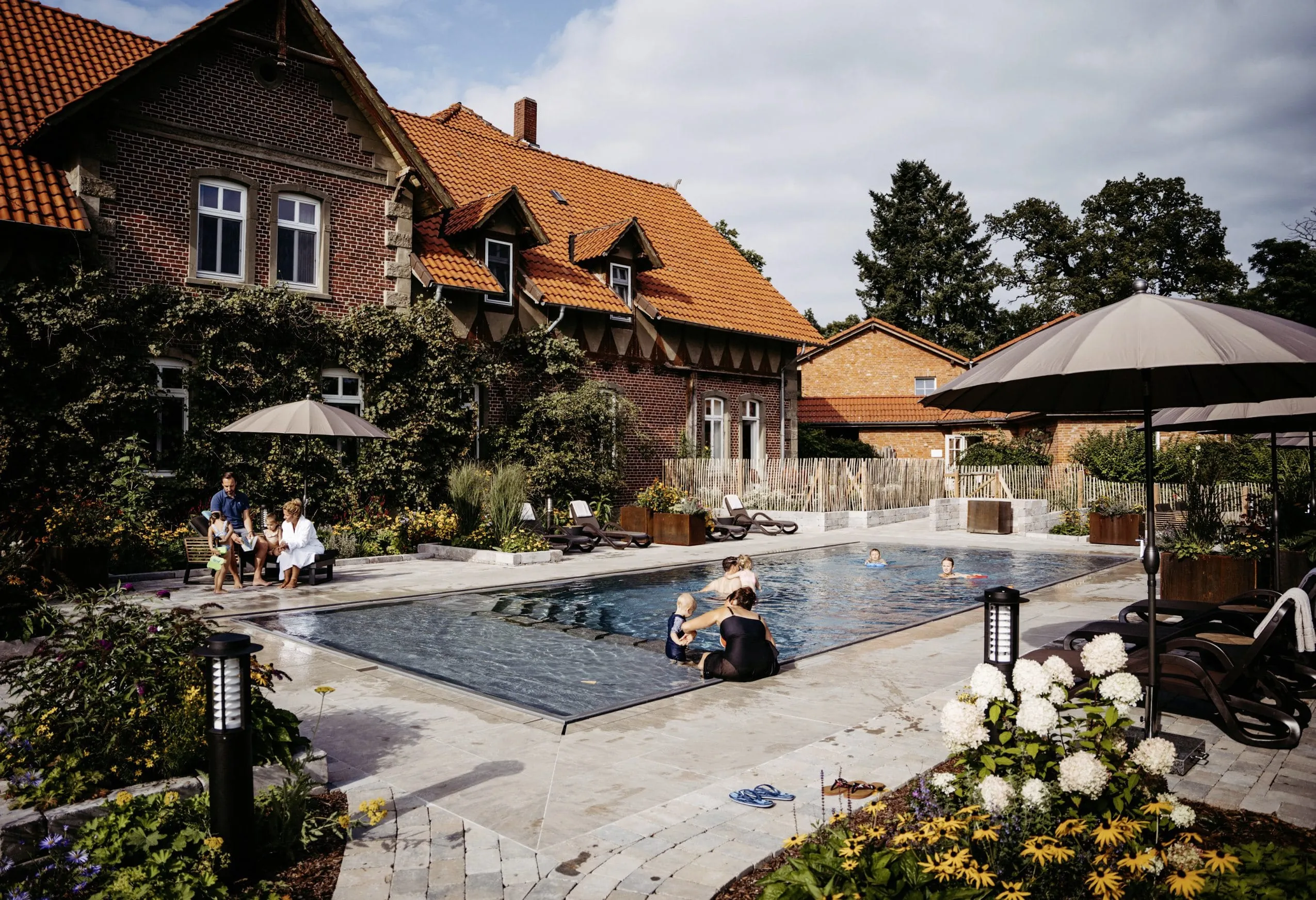 Outdoorpool des Familotel Landhaus Averbeck mit Familien