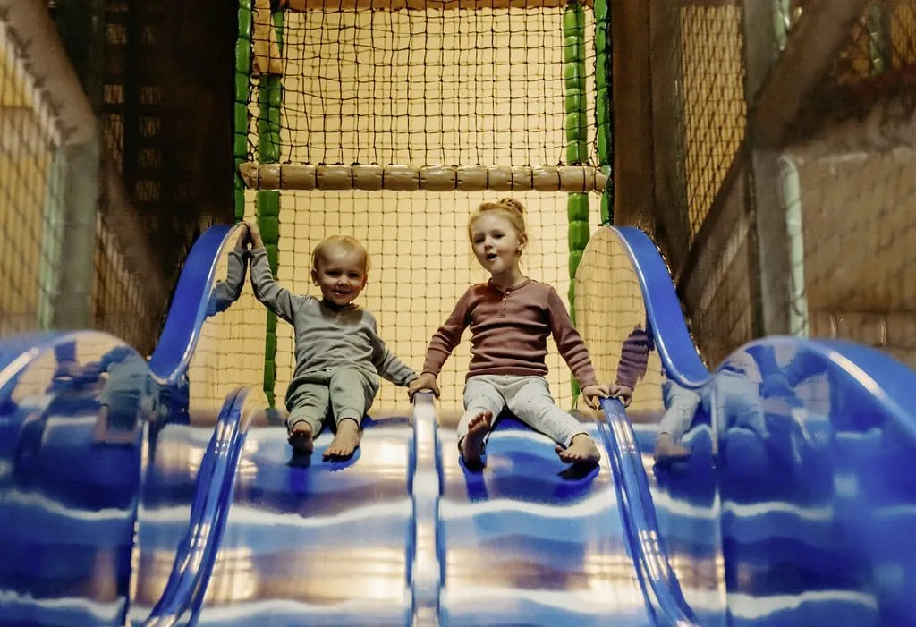 Kinder auf blauer Rutsche im Familotel Landhaus Averbeck