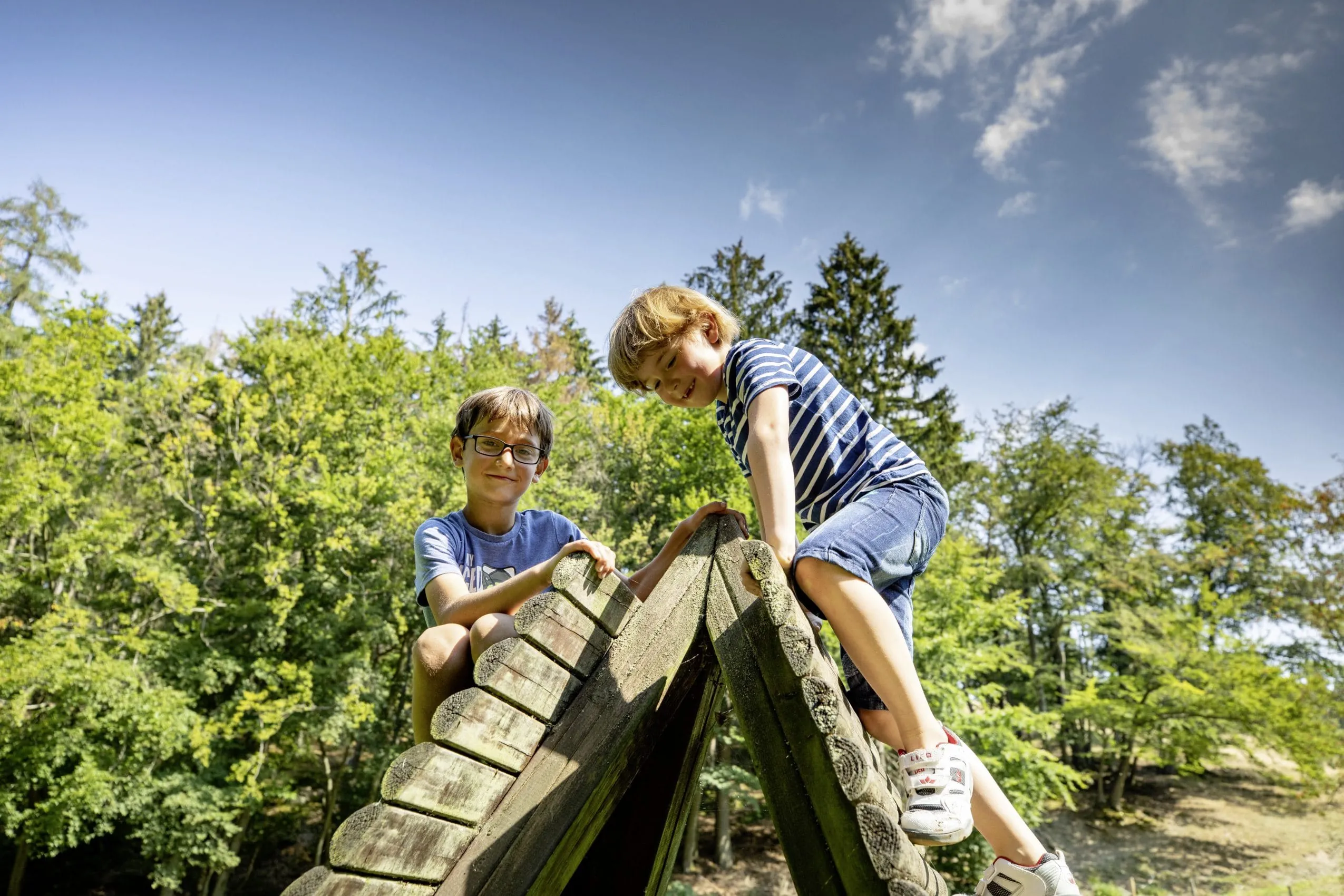 Zwei Jungs auf einem Outdoor-Kletterger&uuml;st nahe des Familotel Ottonenhof