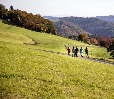 Familie wandert durch das sauerländische Mittelgebirge