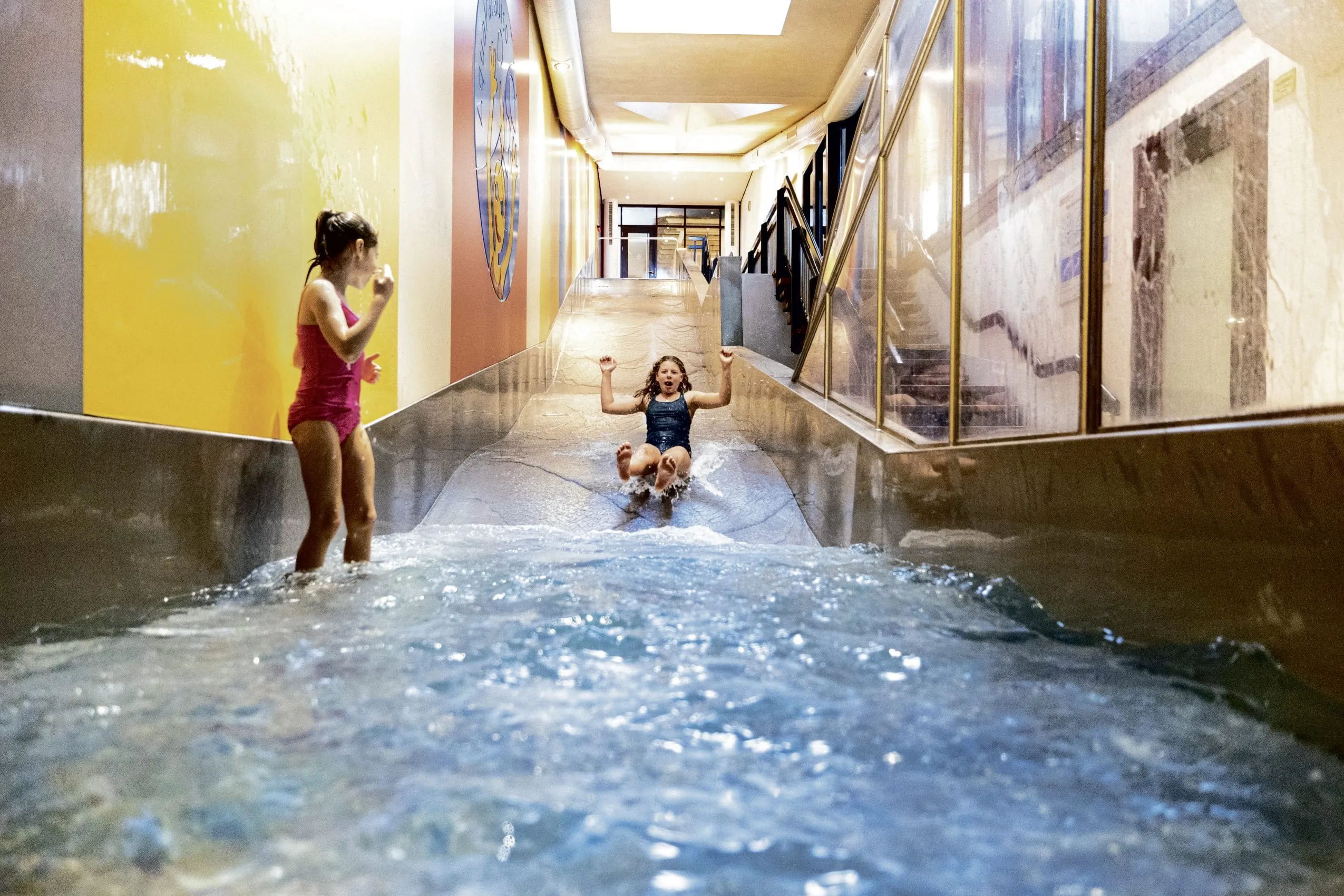 Breite Wasserrutsche im Familotel Sonnenpark mit zwei M&auml;dchen