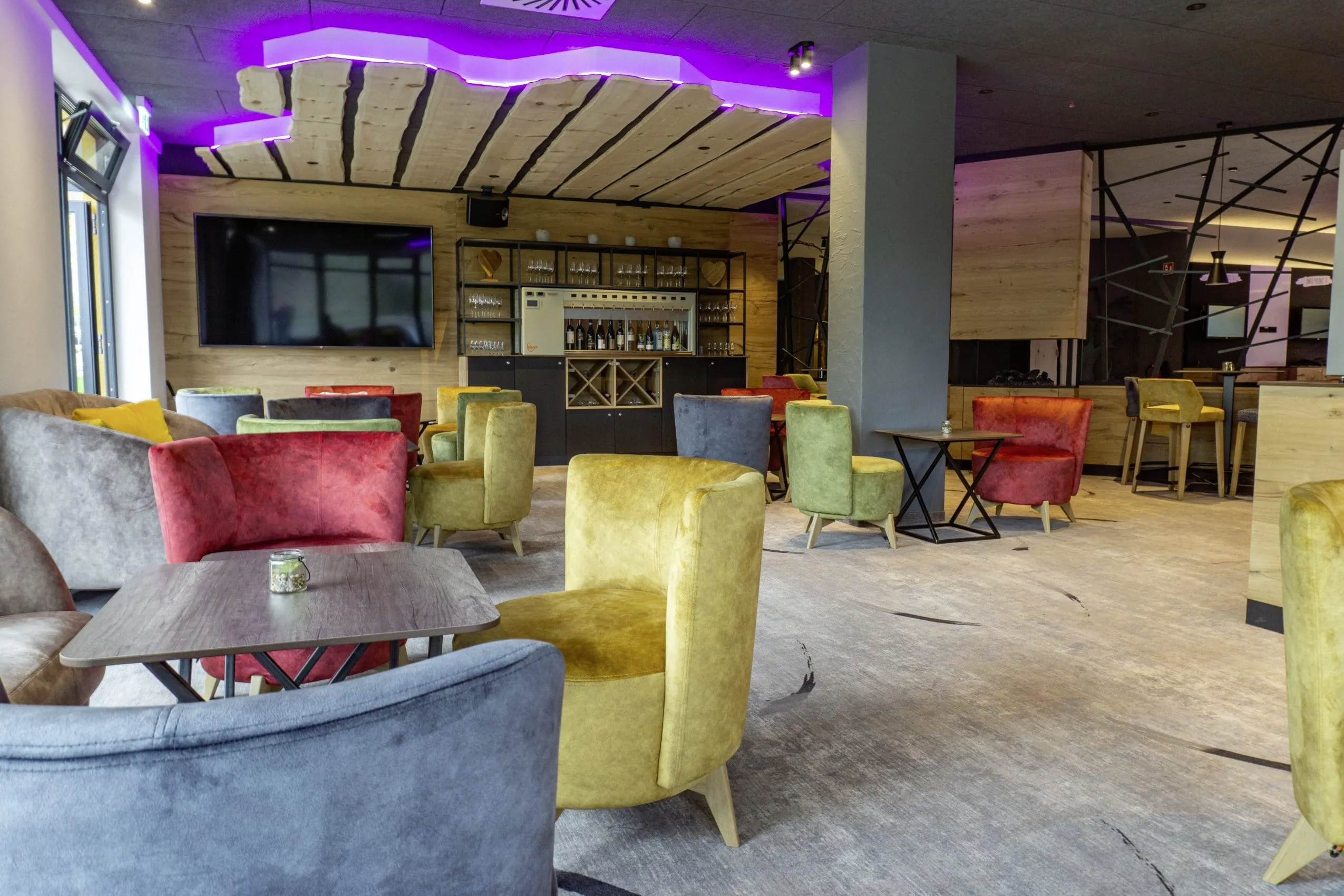 Eltern-Tagescaf&eacute; mit farbigen Sesseln im Kinderhotel Hotel & Resort Landhaus zur Ohe