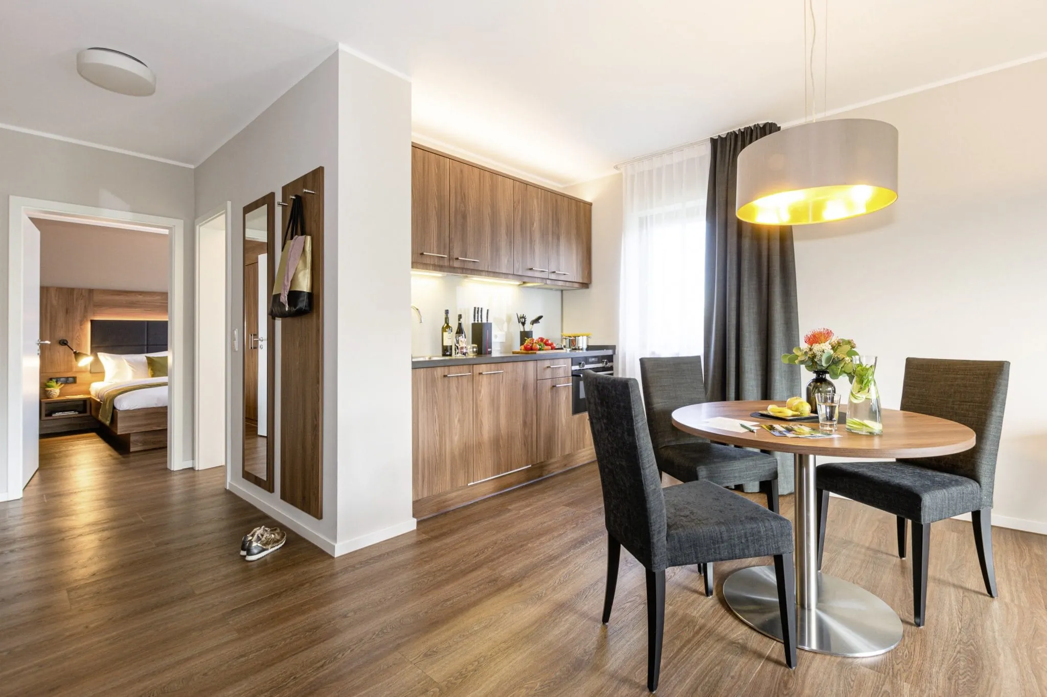 Modern eingerichtete Suite mit K&uuml;chenzeile im Kinderhotel Grafenwald in Deutschland