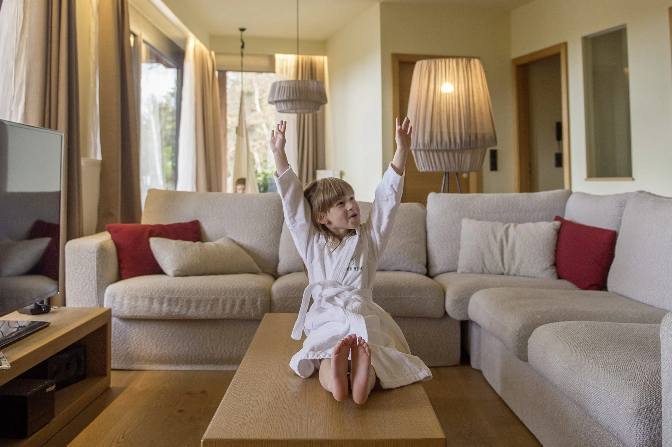 Junges M&auml;dchen in der komfortabel eingerichteten Luxus-Suite des Kinderhotels Ulrichshof in Deutschland