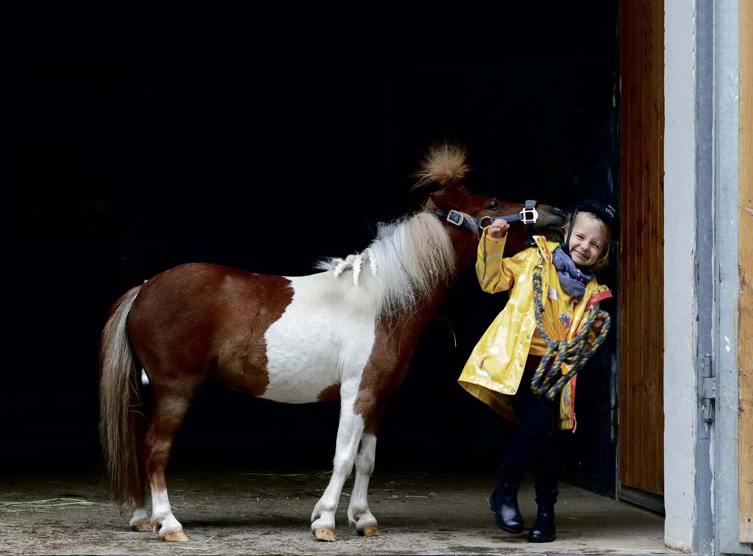 Junges M&auml;dchen mit Pony im Kinderhotel Ulrichshof in Deutschland