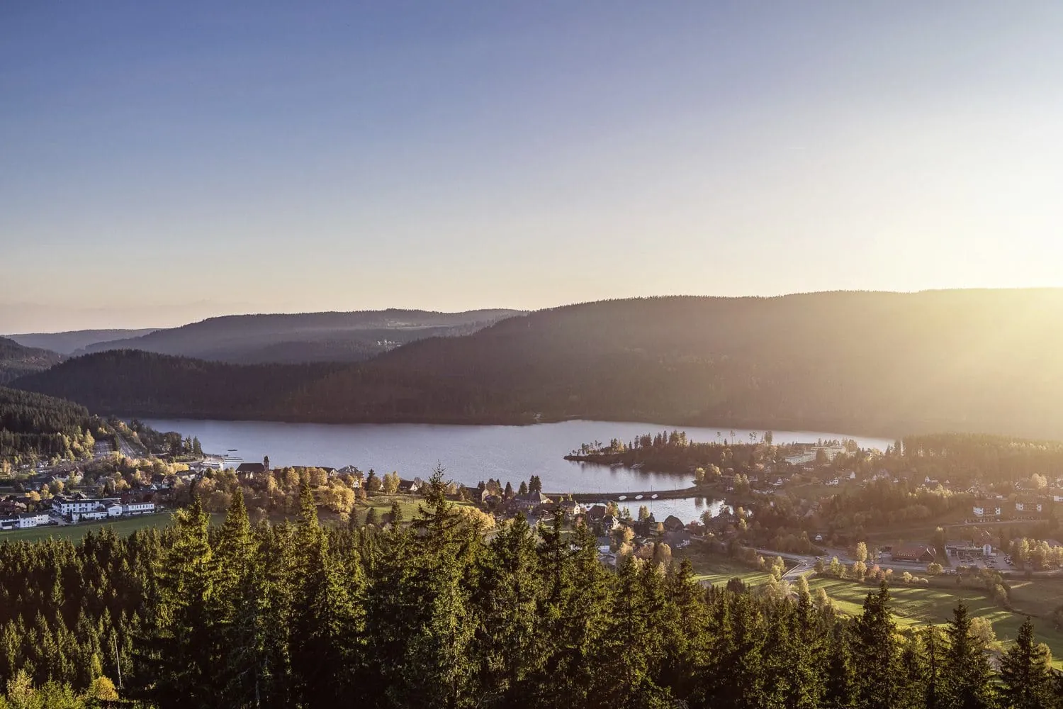 Blick auf den Schluchsee im Schwarzwald mit dem Kinderhotel Vier Jahreszeiten am Schluchsee