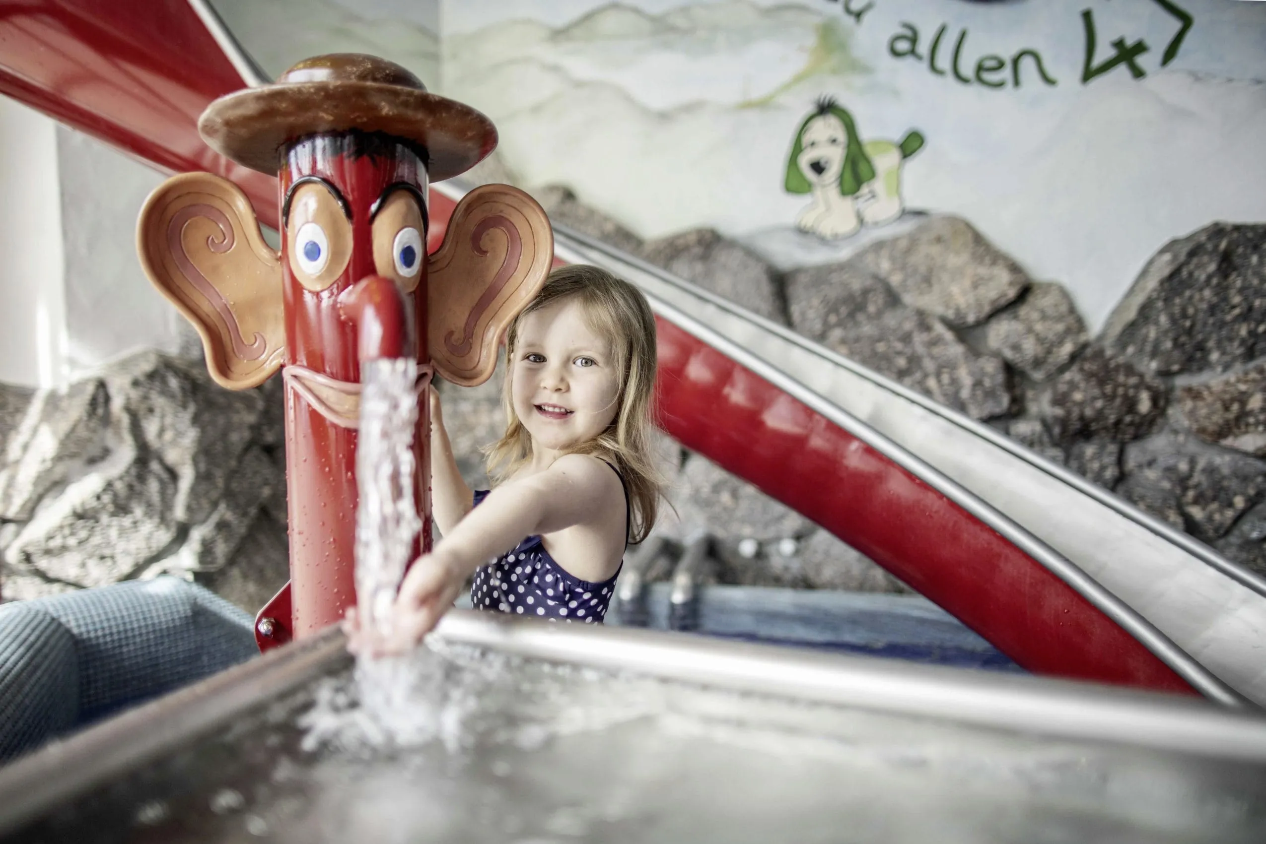 Junges M&auml;dchen in der Kinder-Wasserwelt im Kinderhotel Vier Jahreszeiten am Schluchsee