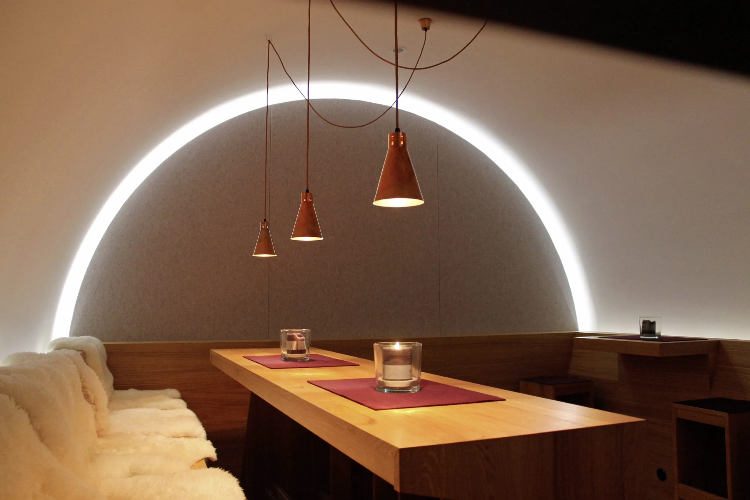 Klostersch&auml;nke mit Sitzb&auml;nken und Lichtinstallationen in der KurOase im Kloster