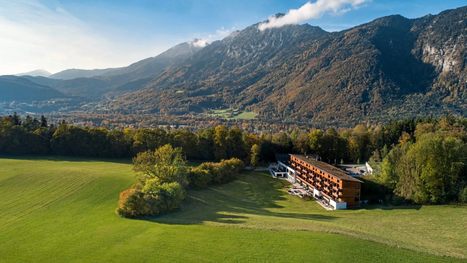 Luftaufnahme des Klosterhof &ndash; Alpine Hideaway & Spa mit umgebenden Bergen