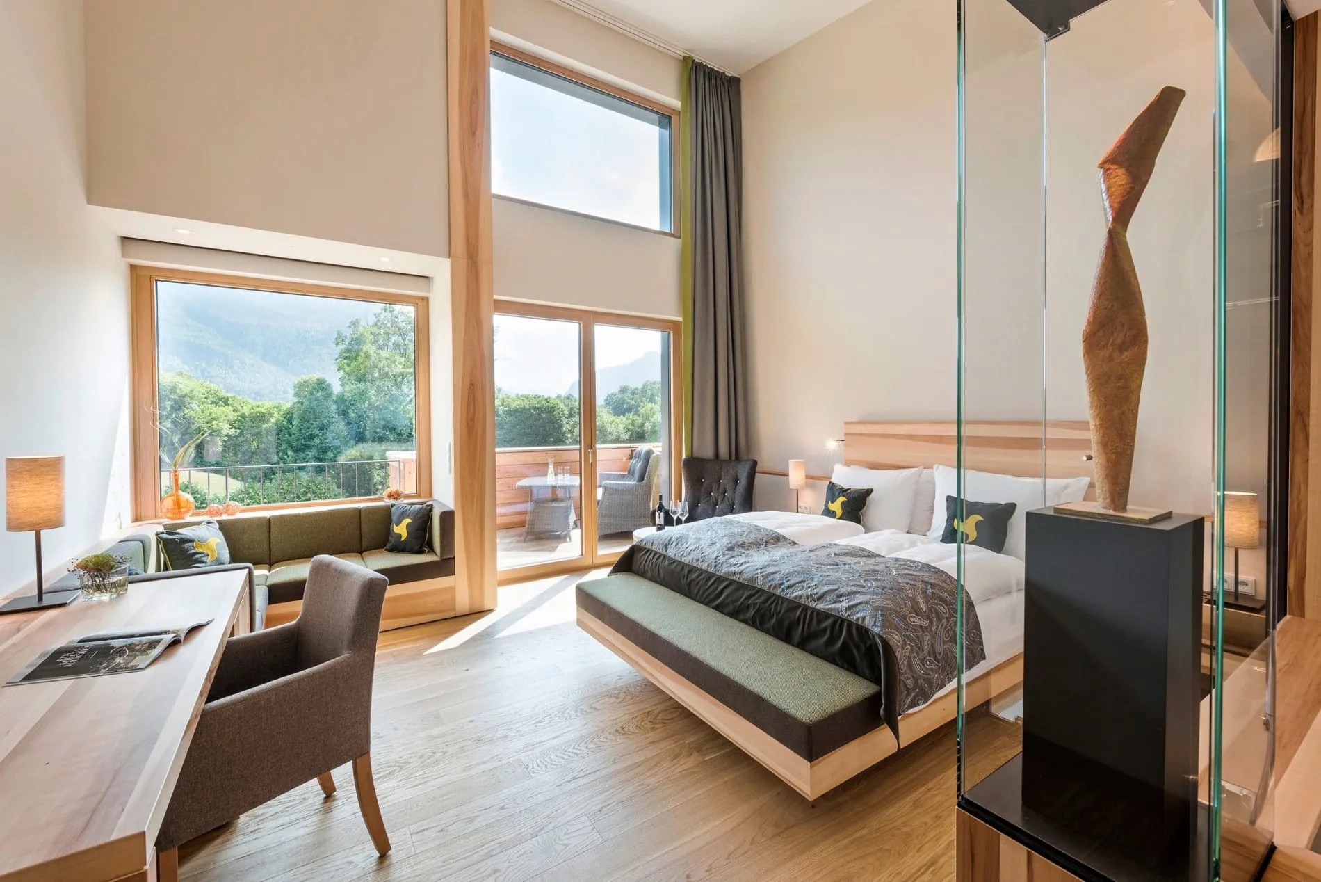 Modernes Doppelzimmer im Klosterhof &ndash; Alpine Hideaway & Spa mit gro&szlig;en Fenstern und Kunstobjekten