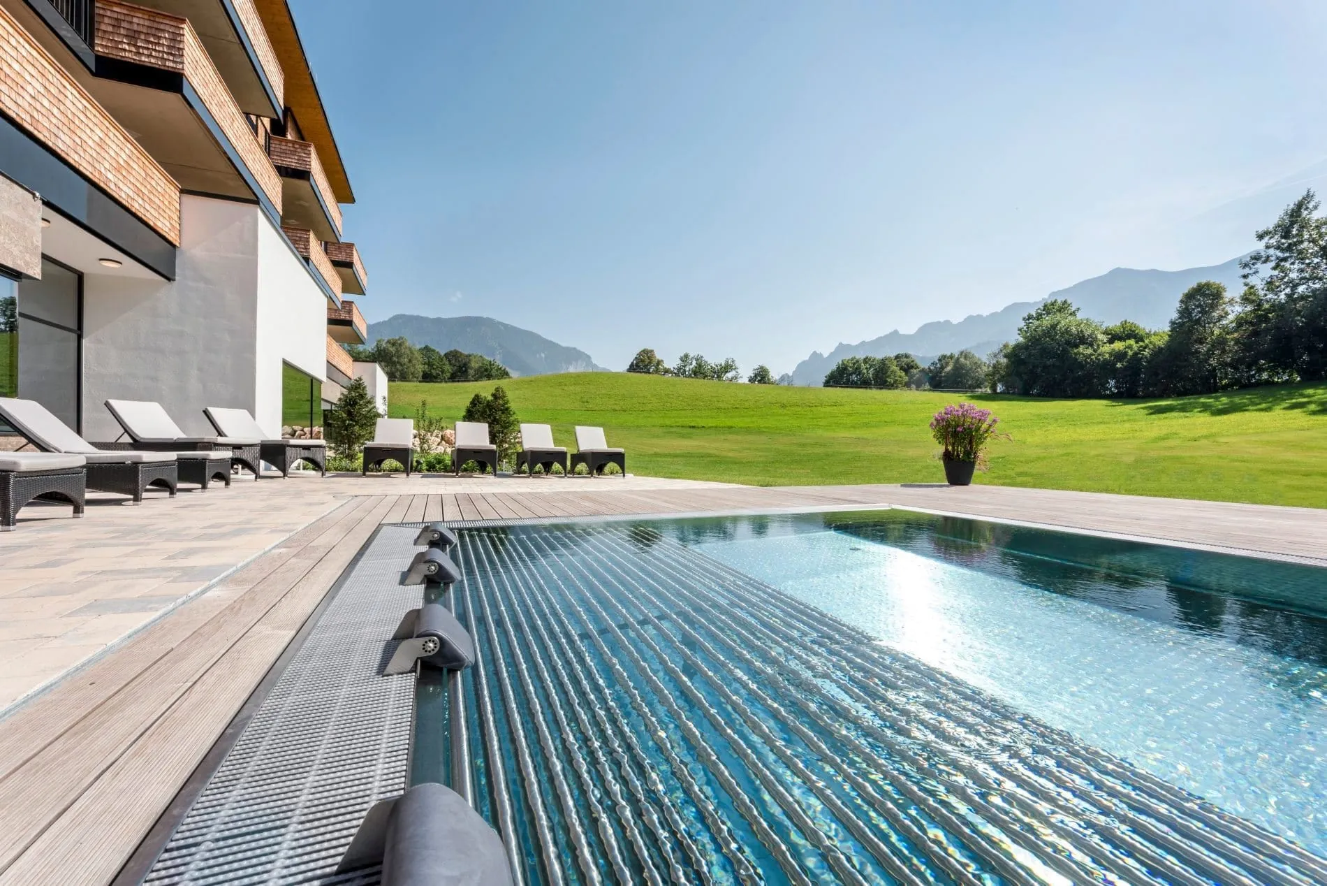 Outdoor-Infinitypool des Klosterhof &ndash; Alpine Hideaway & Spa mit Blick auf die umgebende Landschaft