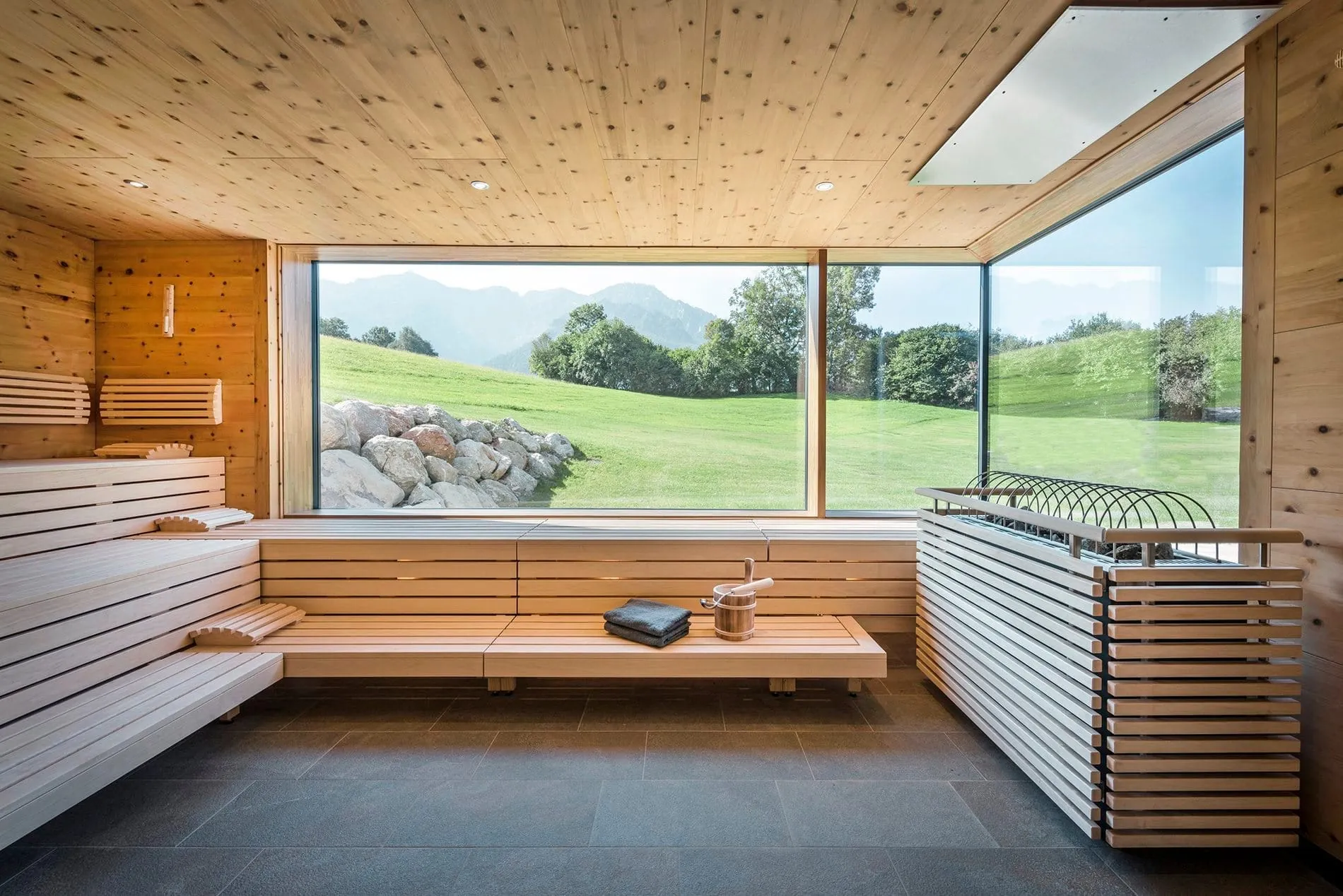 Panoramasauna mit gro&szlig;en Fensterscheiben und Blick in die Natur im Klosterhof &ndash; Alpine Hideaway & Spa