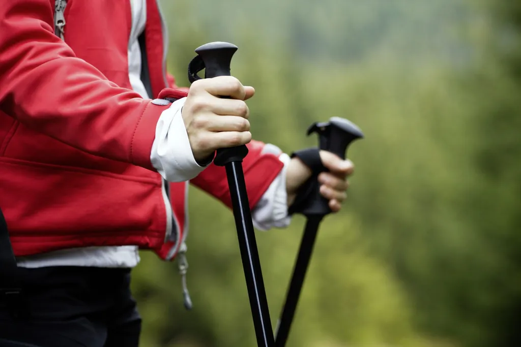 Nahaufnahme einer Person, die Nordic Walking Stöcke in den Händen hält