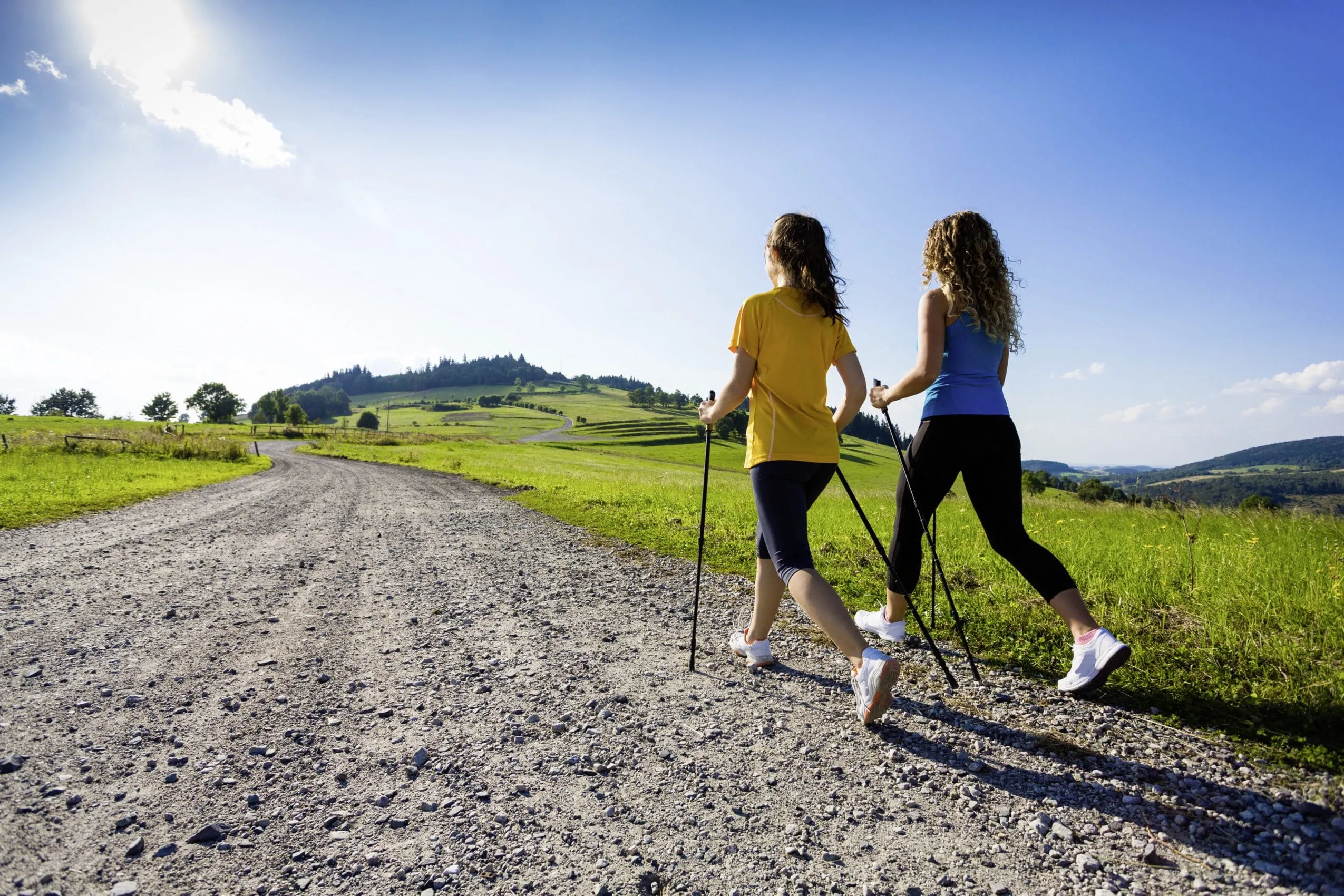Zwei Frauen beim Nordic Walking bei Sonnenschein