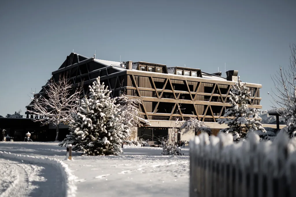 Naturhotel Pfösl Außenansicht im Winter