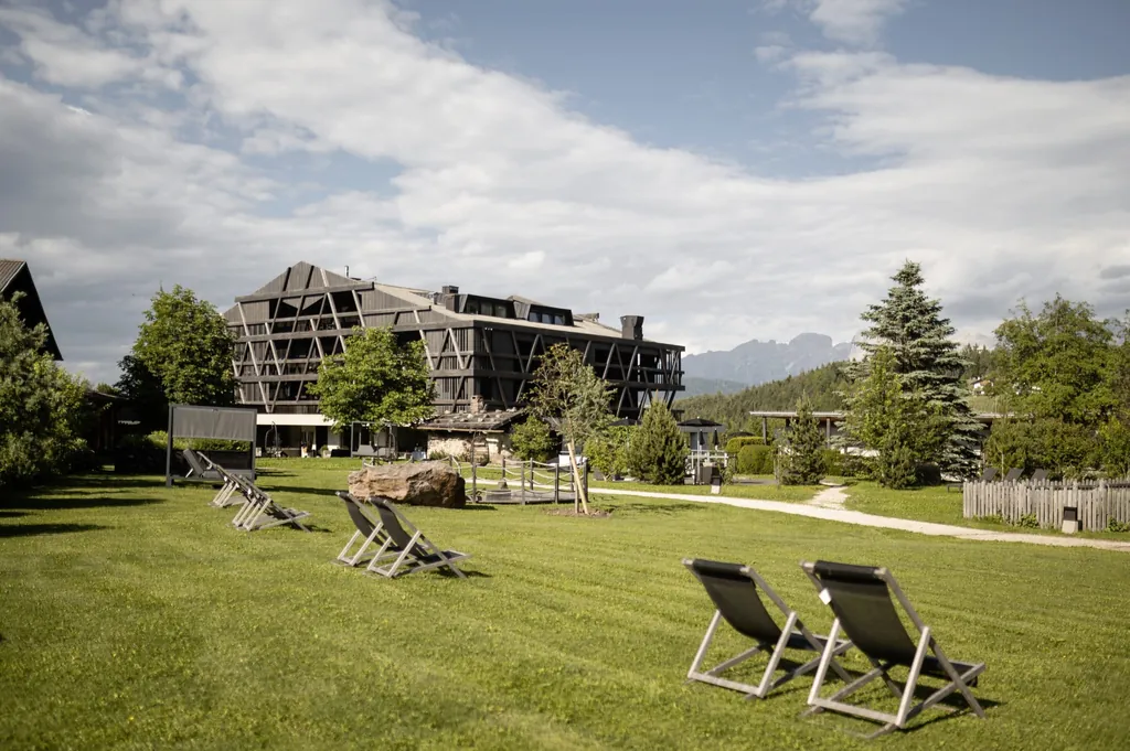 Die grüne Liegewiese vor dem Naturhotel Pfösl