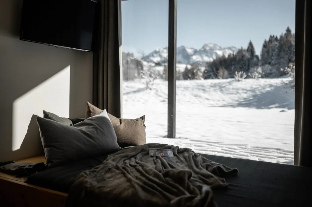 Eine Sitzecke im Naturhotel Pfösl mit wunderbarem Blick in die Landschaft