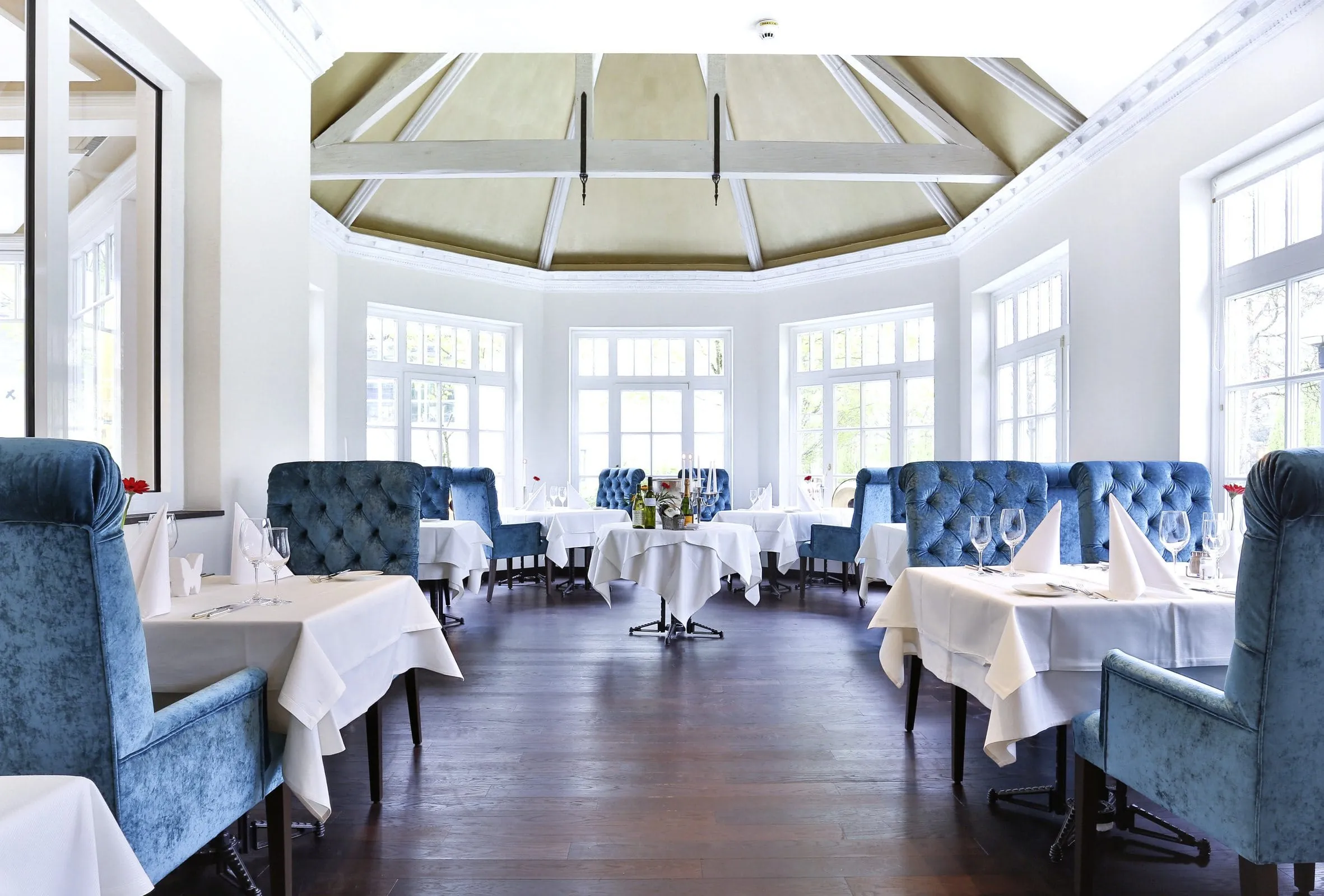 Restaurant mit blauen samtenen Sesseln im Thermenhotel Holzapfel