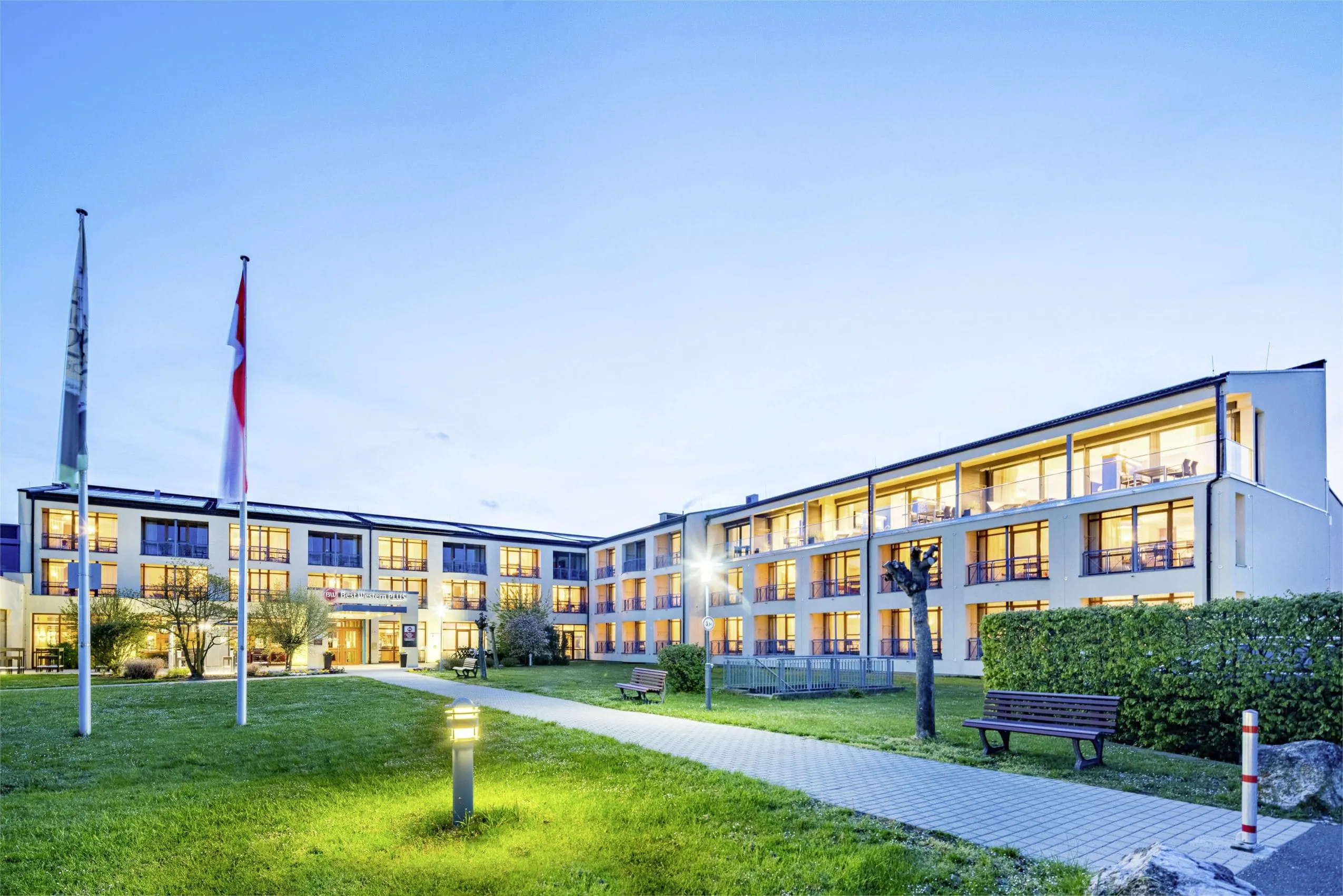 beleuchtetes Best Western Kurhotel Obermain Therme in der Abendd&auml;mmerung