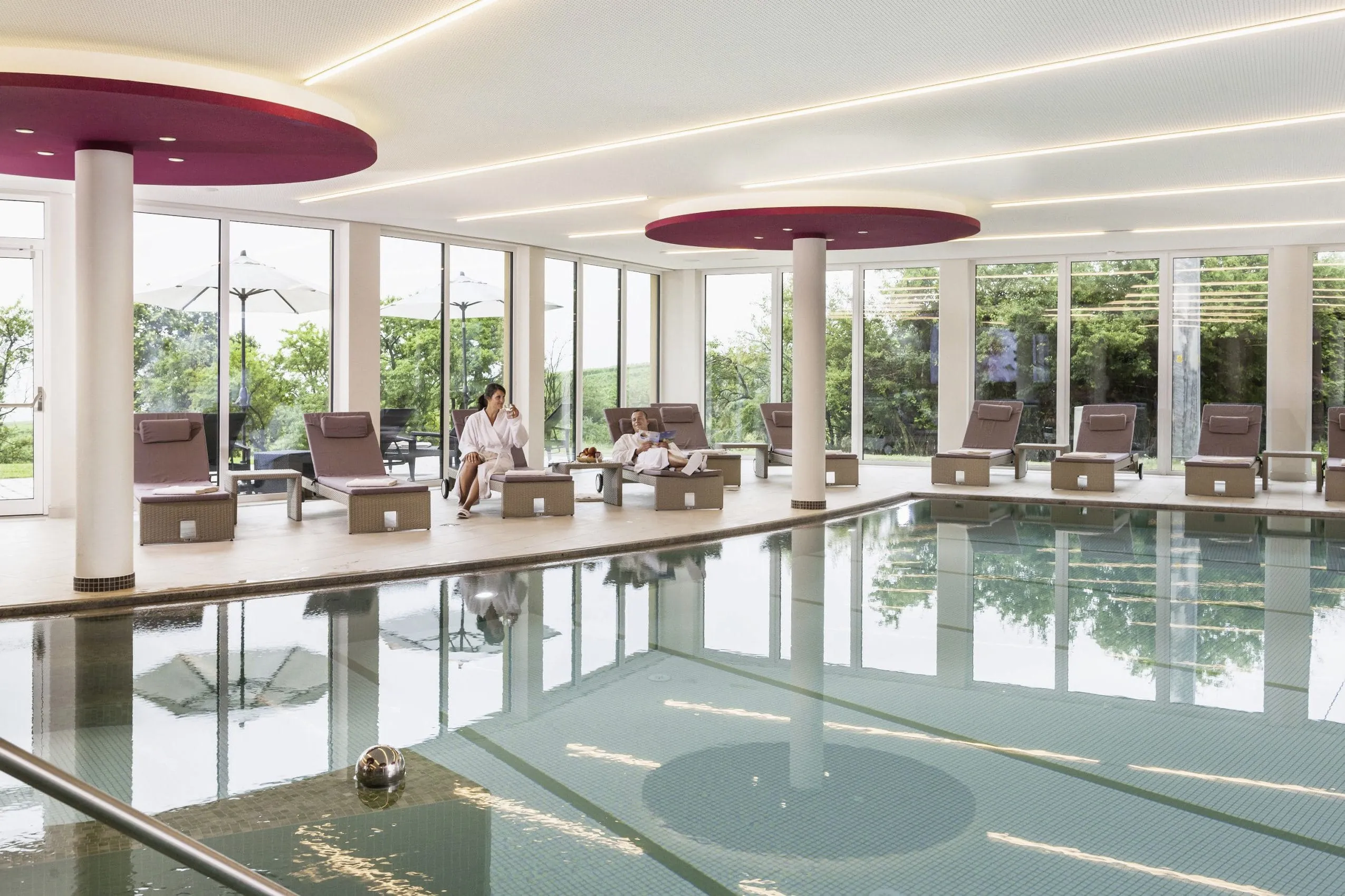 Innenpool mit Ruheliegen im Wellneshotel Alte Rebschule in Rheinland-Pfalz