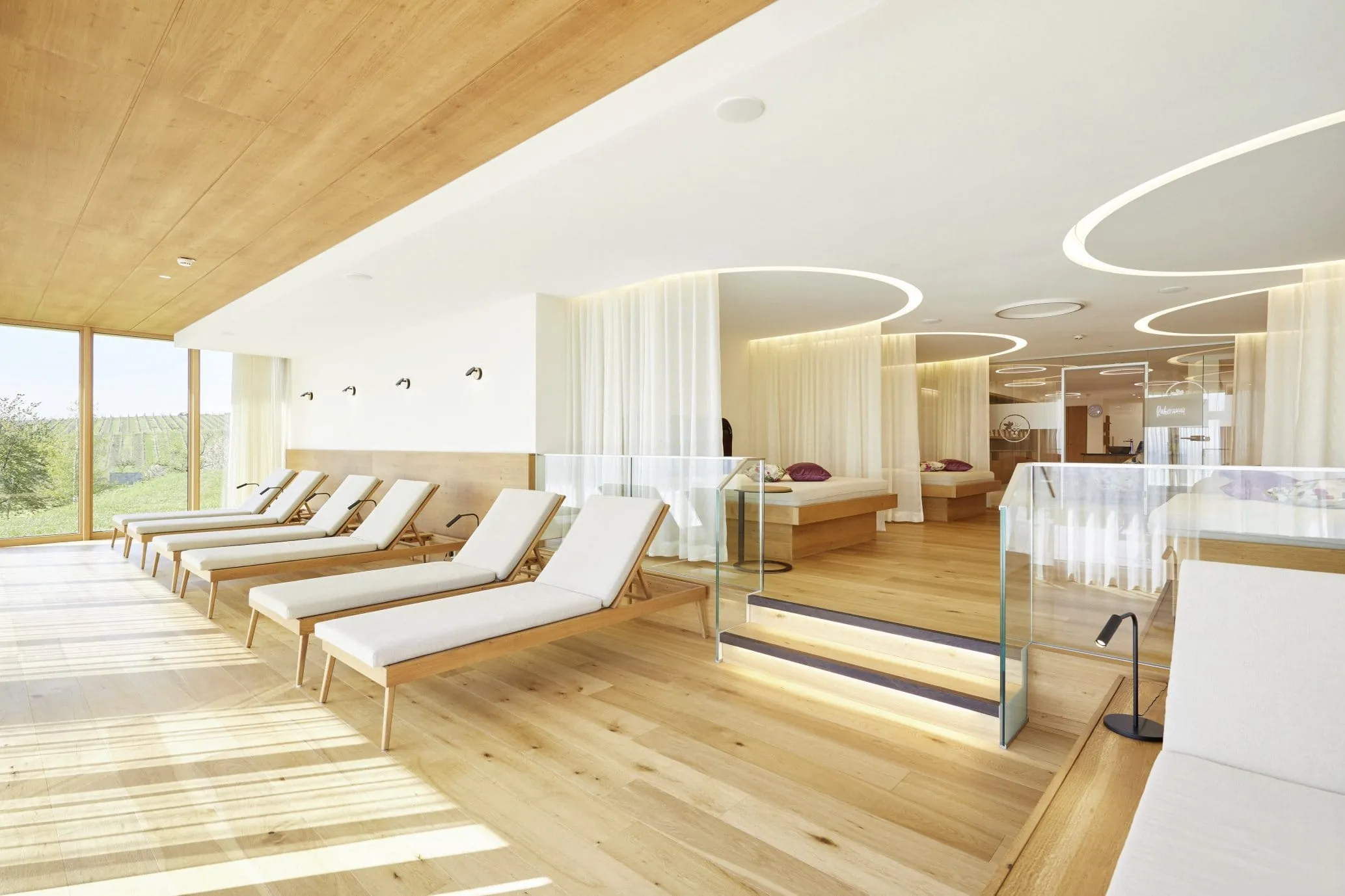 Modern gestalteter Ruhebereich im Wohlf&uuml;hlhotel Alte Rebschule abgetrennten Ruheinseln