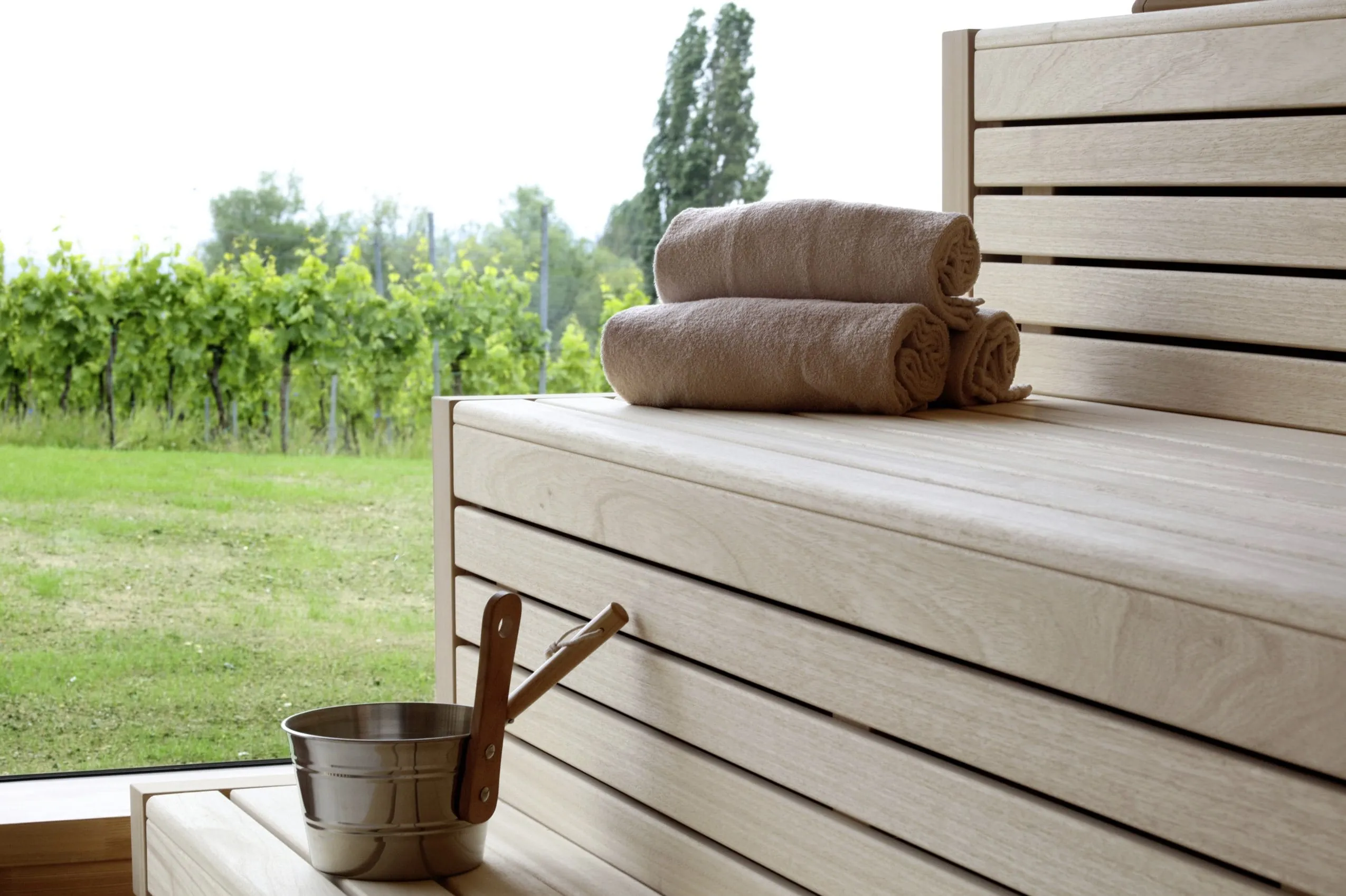 Finnische Sauna im Weinhotel Alte Rebschule mit Blick auf die umliegenden Weinberge