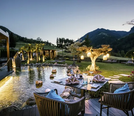 gedeckter Tisch auf Terrasse am Naturbadeteich in der Andreus Golf Lodge