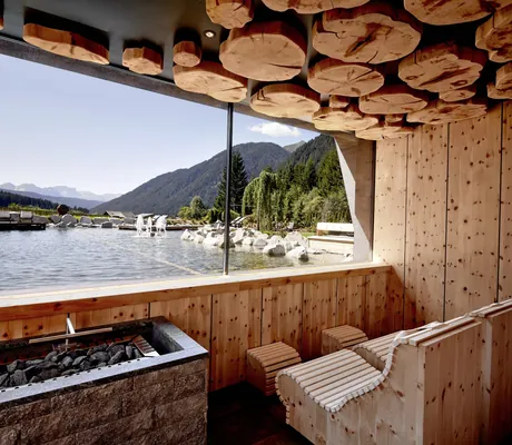 Saunasitze mit Panoramablick auf den Biobadeteich im Wellnesshotel Fontis luxury spa lodge