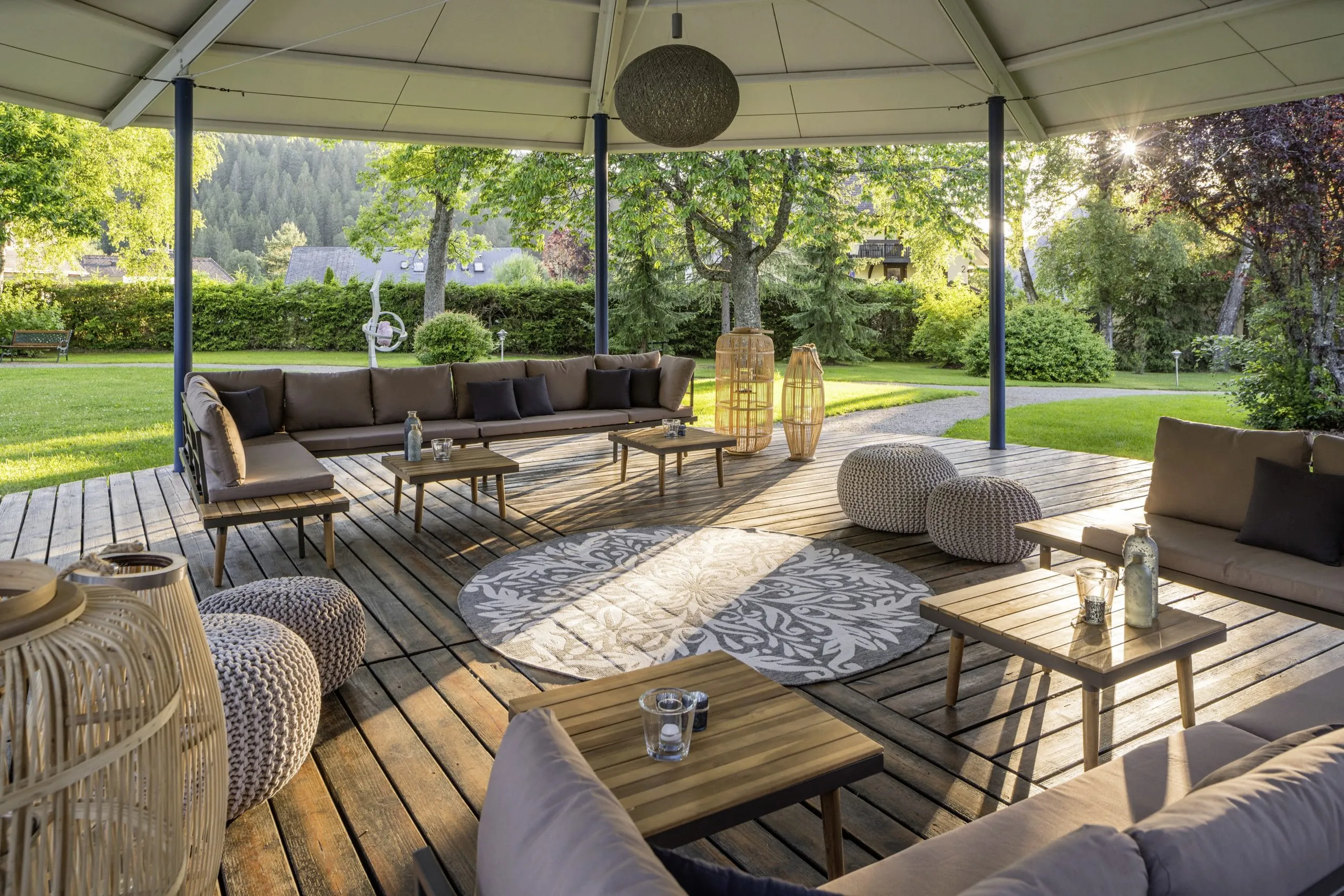 Moderner Wellnesspavillon im Lounge-Style im Privatpark des Parkhotel Adler