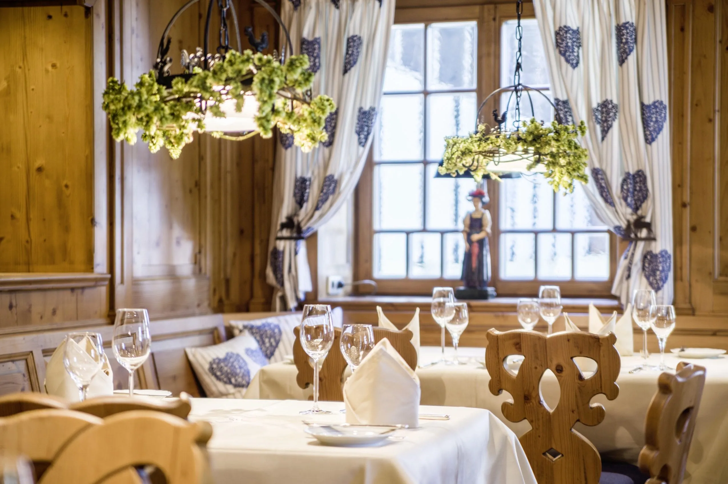 Restaurant im Treschers Schwarzwaldhotel am See mit eingedeckten Tischen