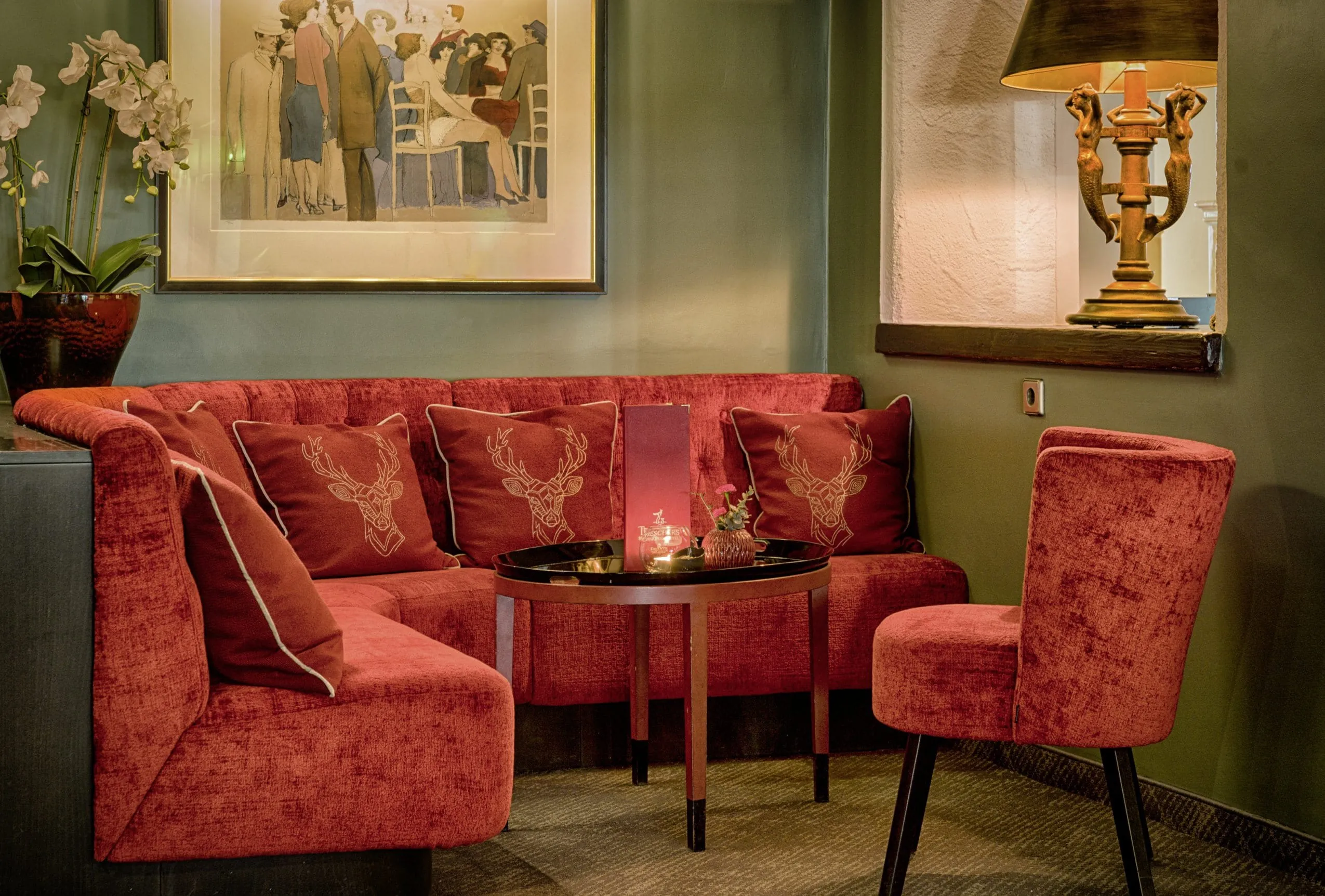 Sitzecke im Wellnesshotel im Schwarzwald mit rotem Sessel und Sofa