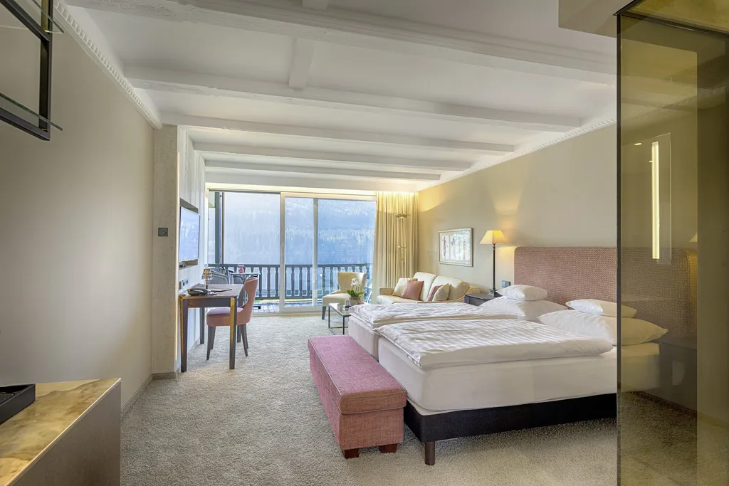 Modernes Doppelzimmer im Treschers Schwarzwaldhotel am See mit Balkon