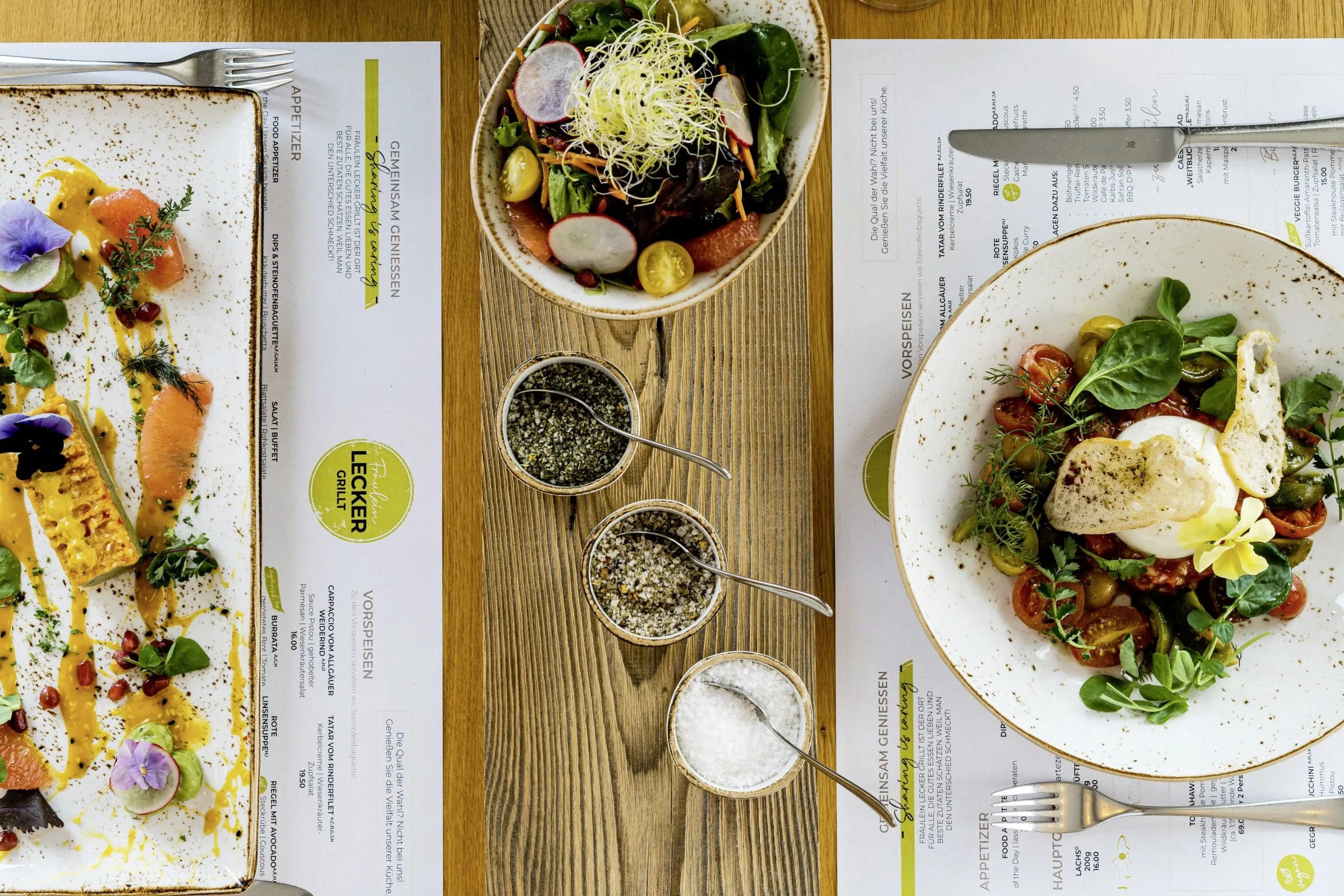 Blick auf Gerichte im Restaurant "Fr&auml;ulein Lecker grillt" im Wellnesshotel Das Weitblick Allg&auml;u