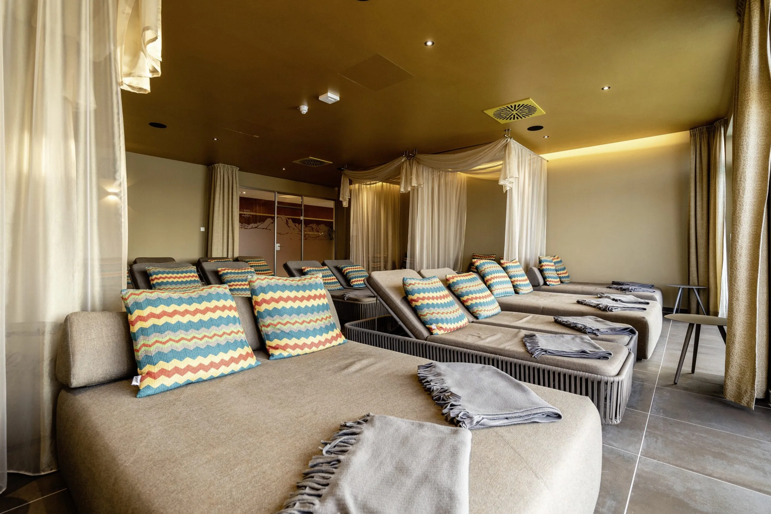 Gem&uuml;tlicher Ruhebereich im Wellnesshotel Das Weitblick Allg&auml;u mit Liegen und Daybeds