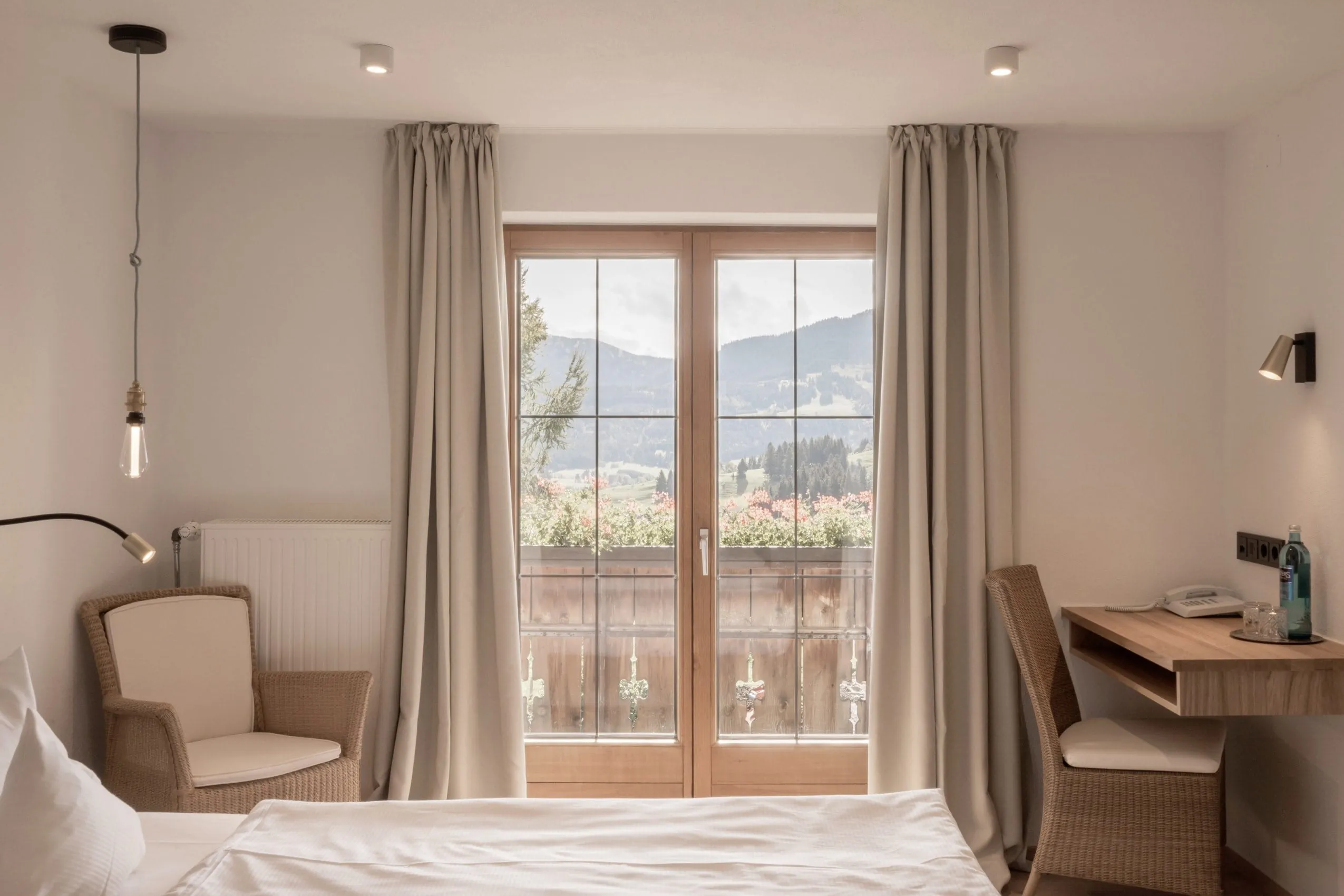 Modernes Doppelzimmer im Mittelburg Wellnesshotel mit Balkon und Blick auf die Allg&auml;uer Berge