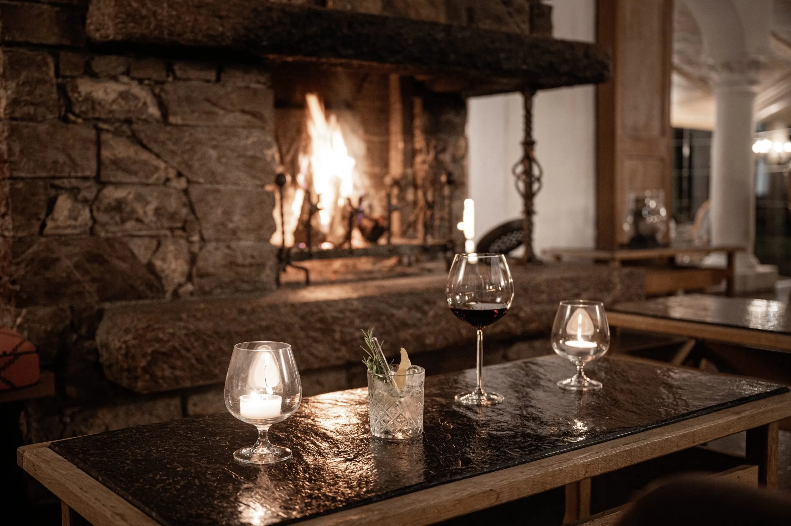 Kaminzimmer im Mittelburg Wellnesshotel im Allg&auml;u mit Kamin und Cocktails