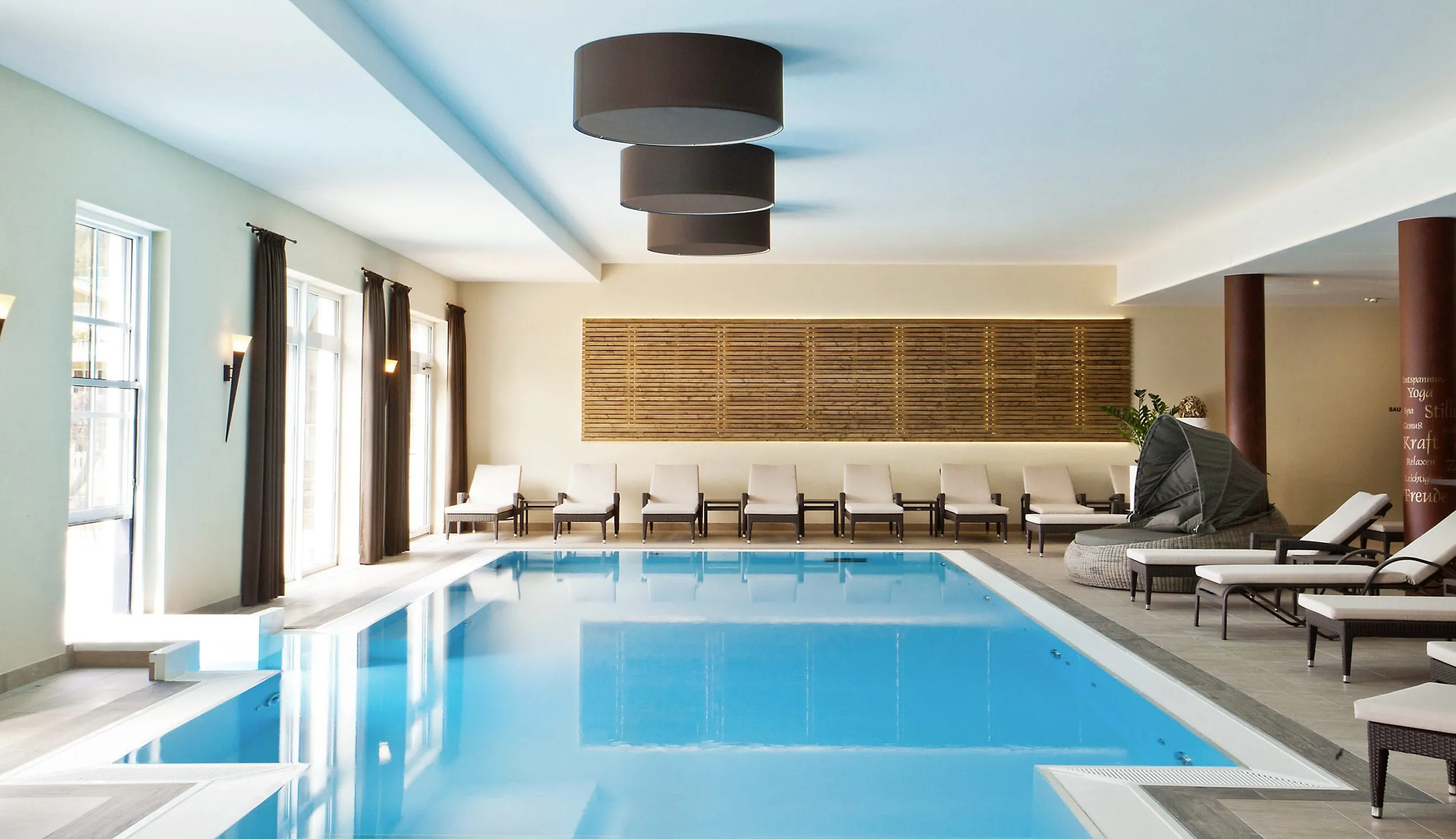 Indoorpool im Panoramahotel Oberjoch mit Wellnessliegen