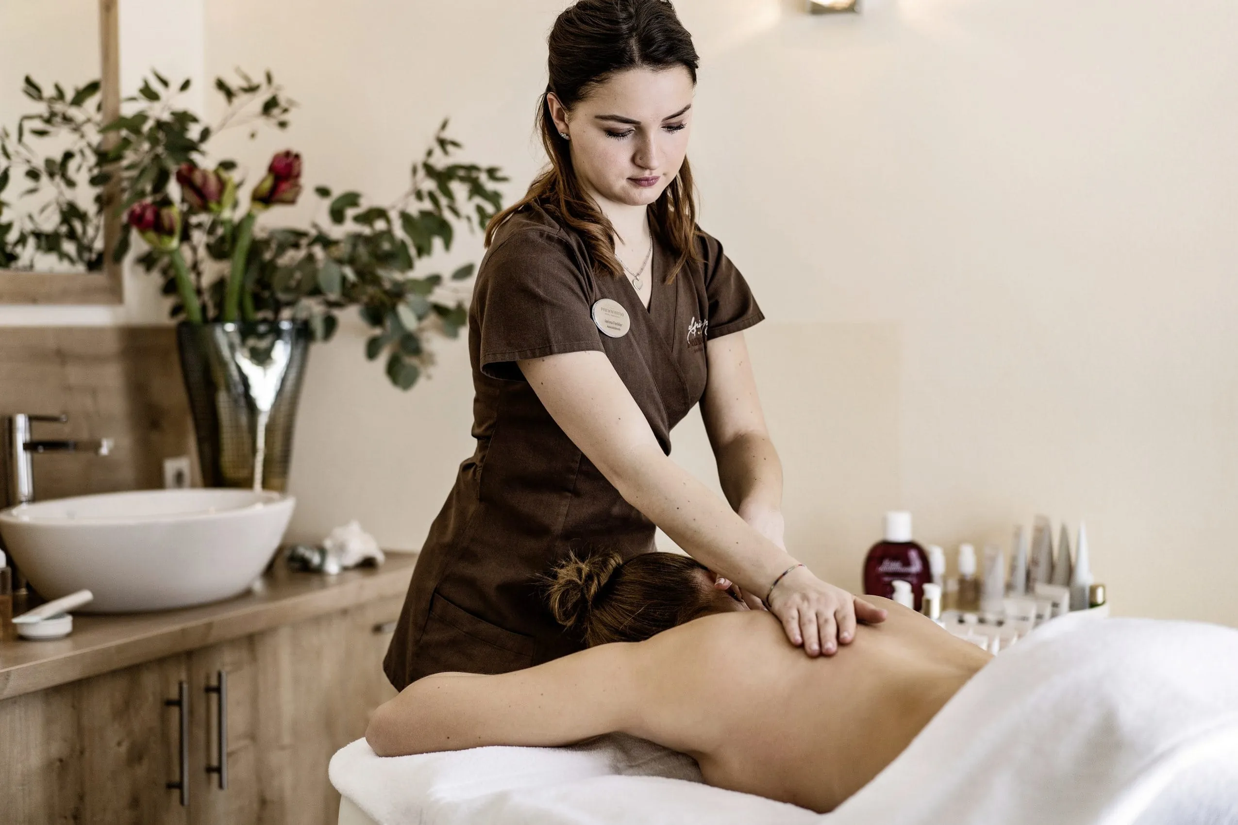 Junge Frau auf Massageliege erh&auml;lt im Panoramahotel Oberjoch eine Anwendung