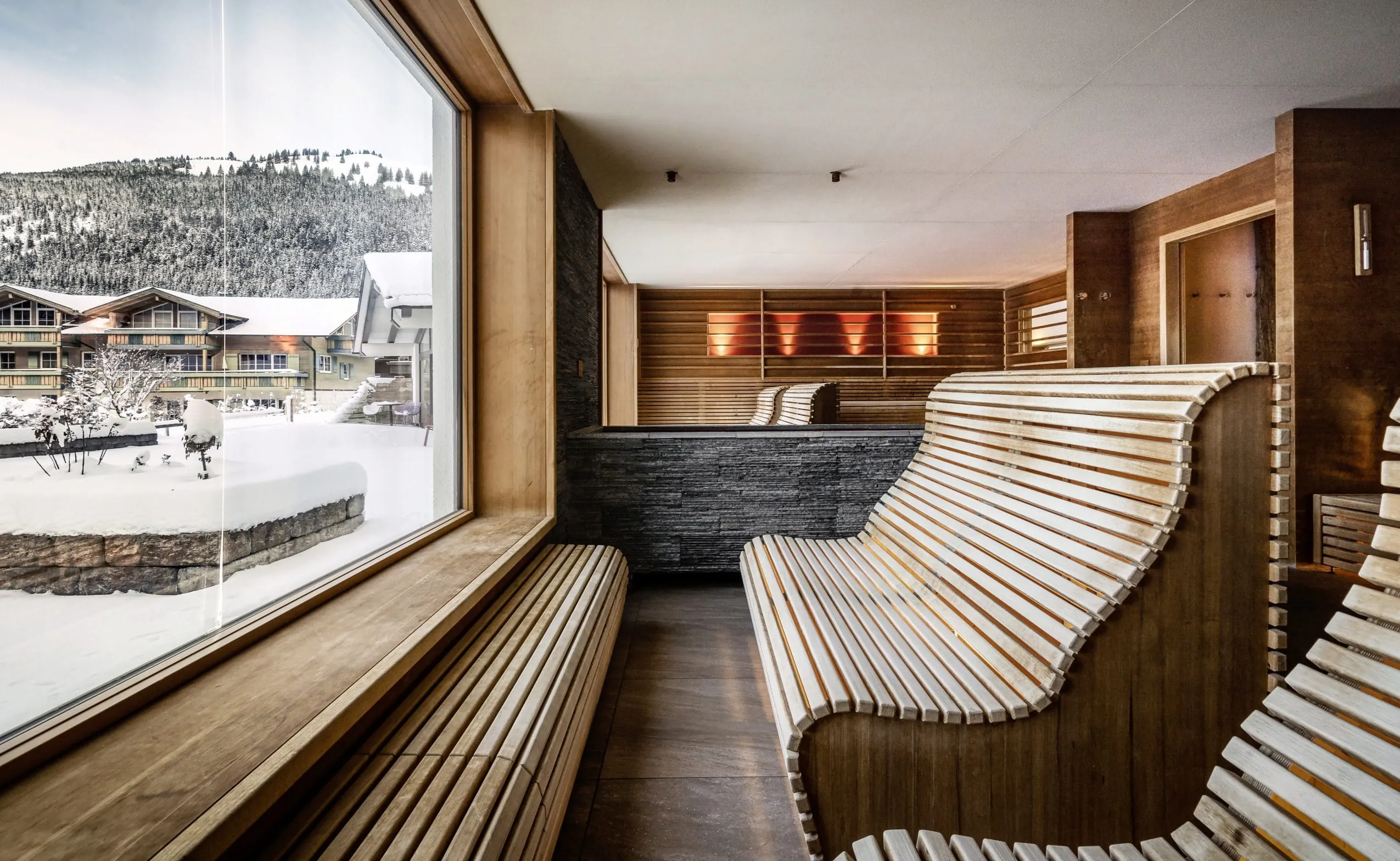 Finnische Sauna mit gro&szlig;en Fensterfronten im Panoramahotel Oberjoch im Allg&auml;u