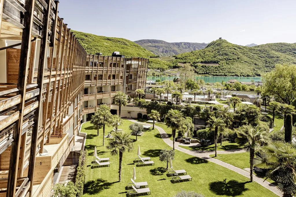 Blick über den Wellnessgarten zum Kalterer See im SEELEITEN Lake Spa Hotel