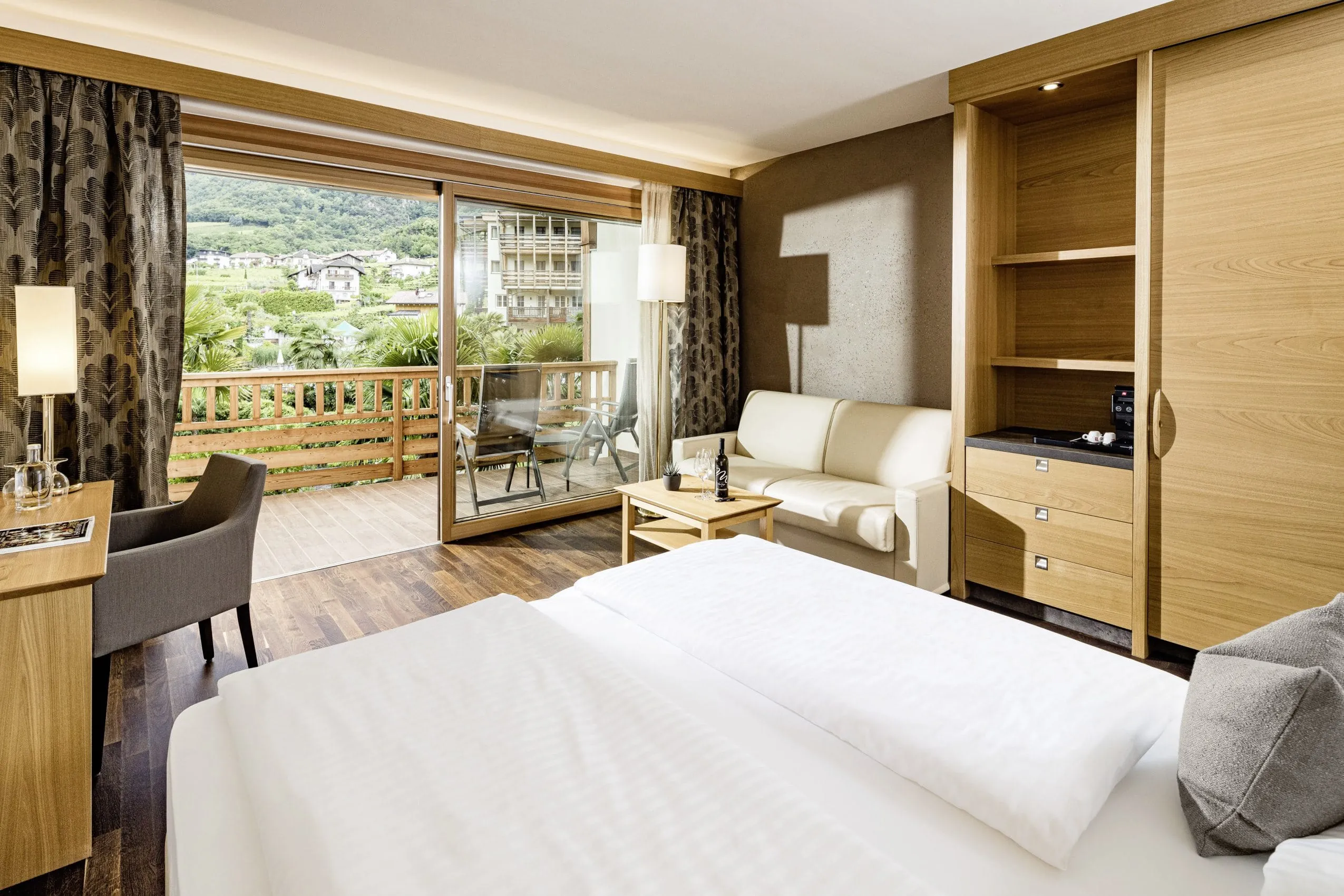 Doppelzimmer mit Blick auf den mediterranen Garten im SEELEITEN Lake Spa Hotel