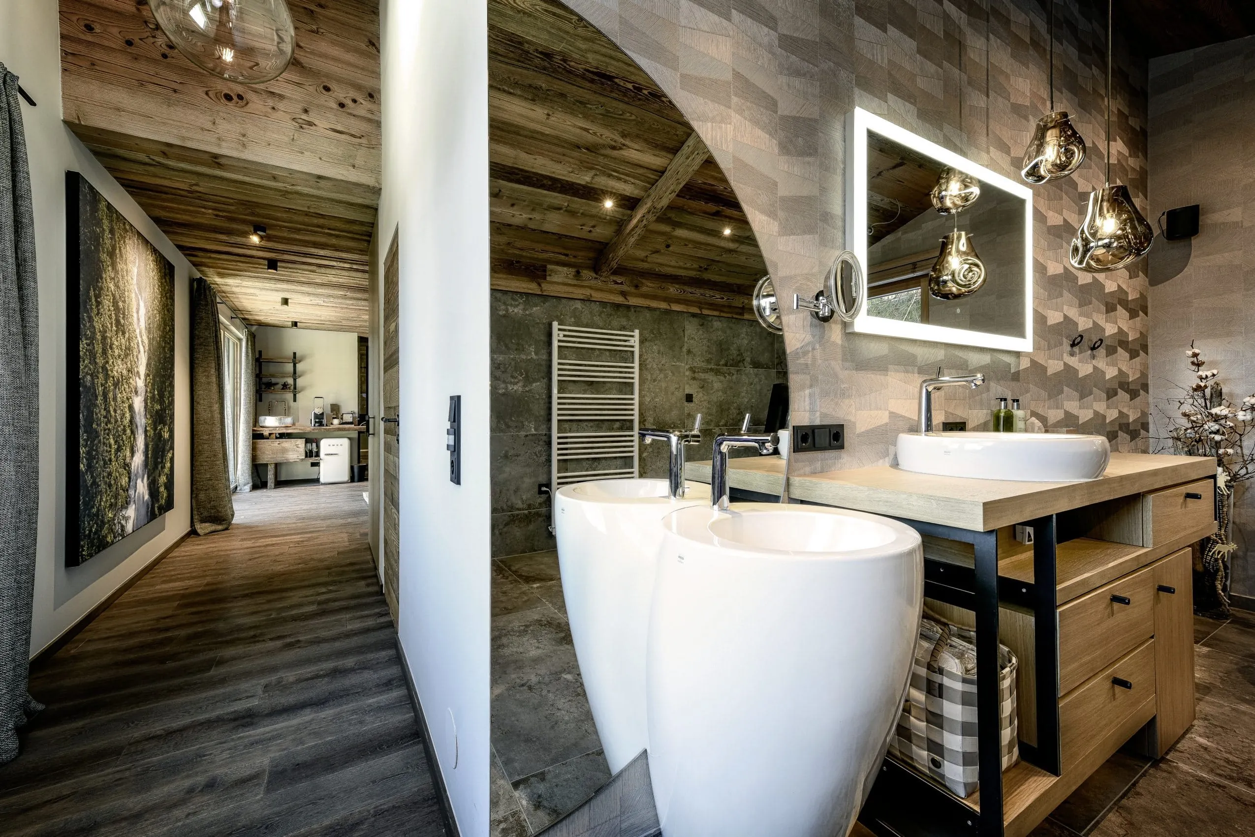 Luxuri&ouml;ses Badezimmer in Erdt&ouml;nen und Gold-Akzenten