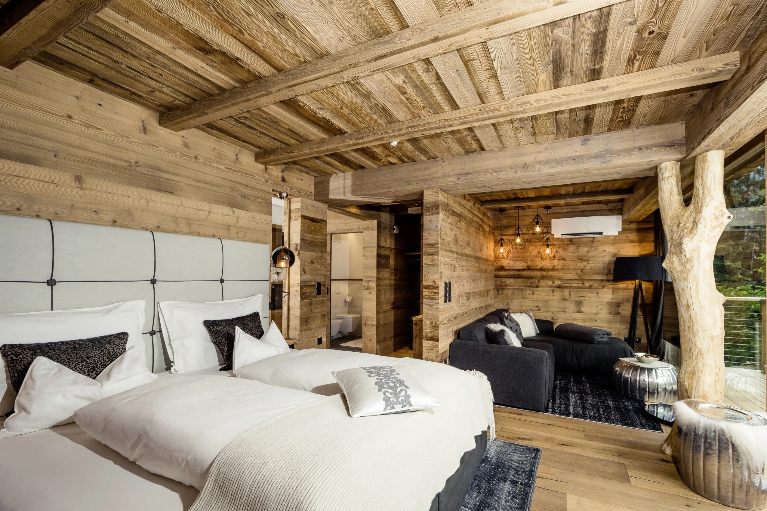 Doppelzimmer im Baumhaus des Quellenhof Luxury Resort Passeier mit Sofa
